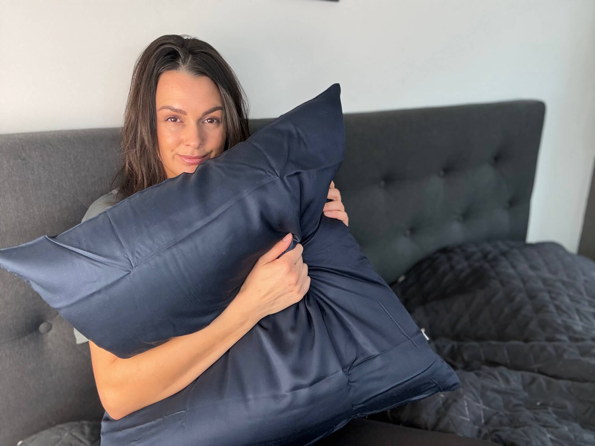 Kvinde der sidder med Bambuni Bambus Hovedpude
