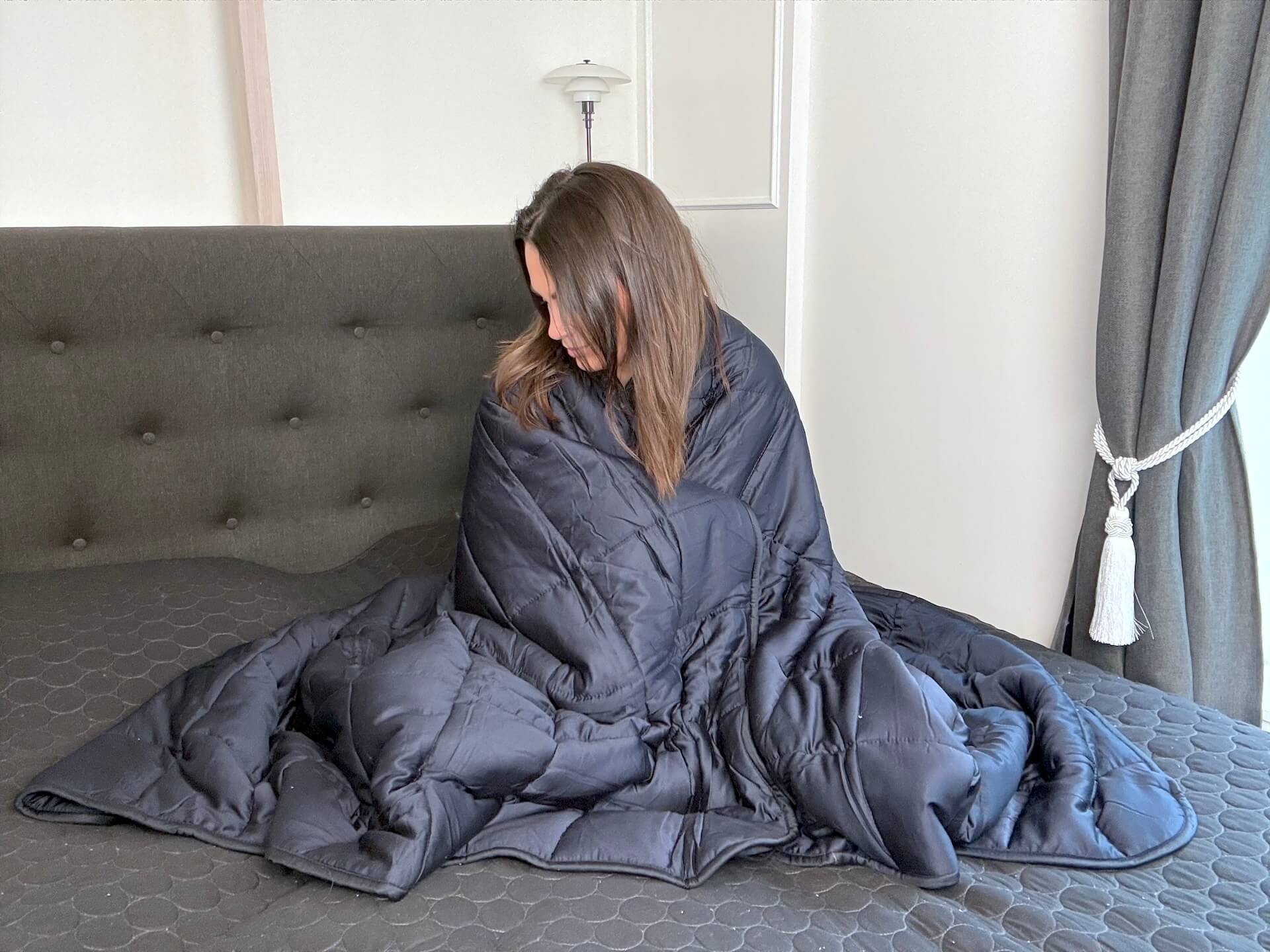 Kvinde der sidder med Bambuni Bambus Tyngdedyne