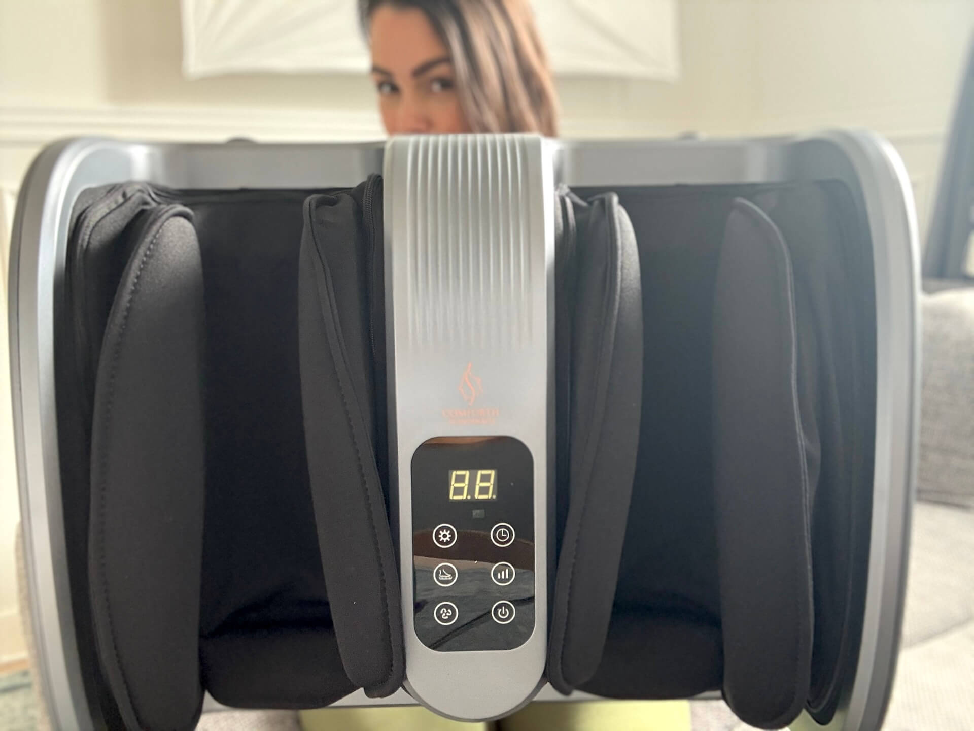 Kvinde der sidder med Comforth Footcare Pro