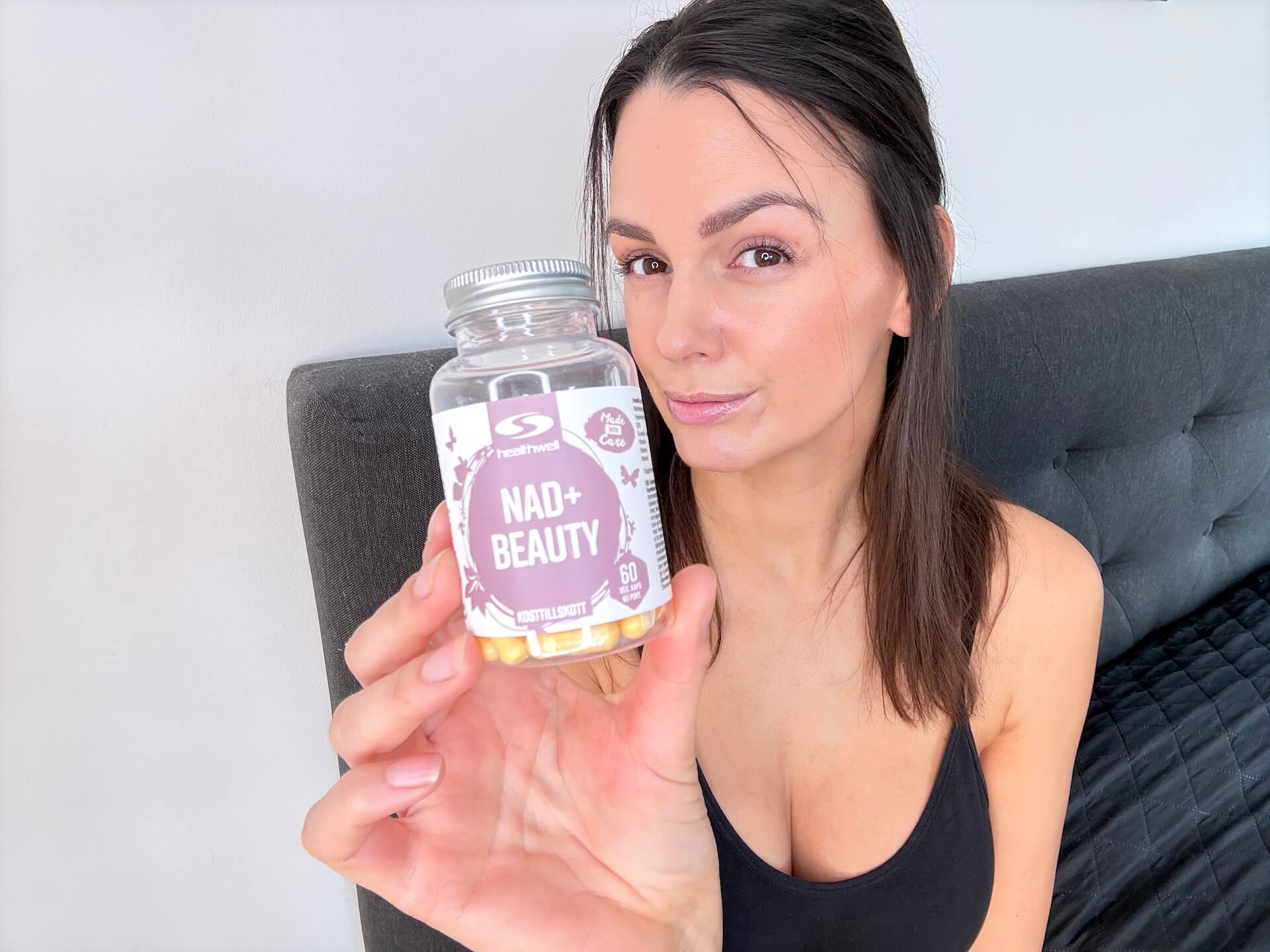 Kvinde der sidder med Healthwell NAD+ Beauty