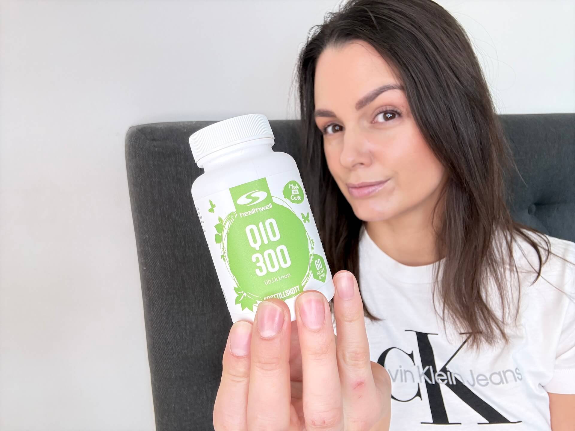 Kvinde der sidder med Healthwell Q10 300