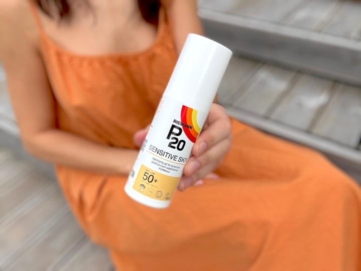 Kvinde der sidder med P20 Riemann Sensitive Skin SPF 50+