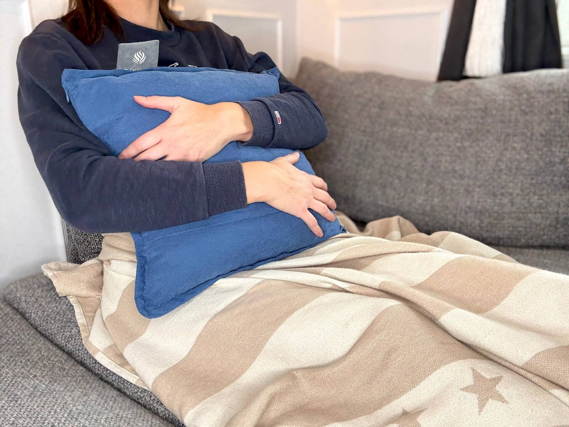 Kvinde der sidder med Sirius Magic Pillow