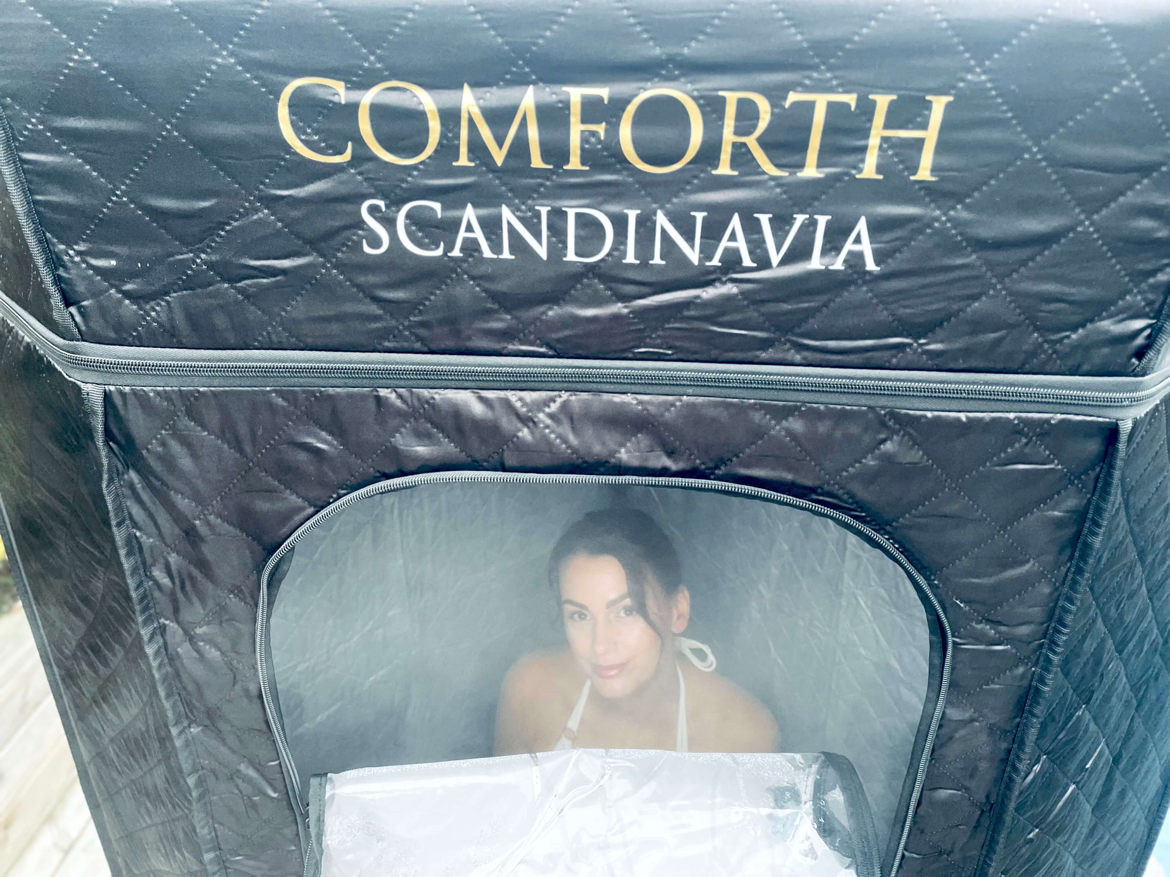 Kvinde der sidder på en stol i Comforth Luksus dampsauna