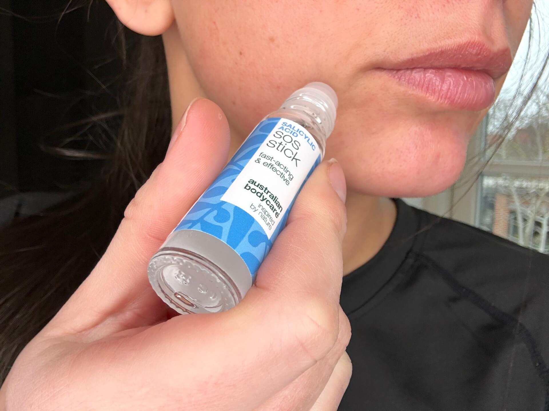 Kvinde der smører Australian Bodycare Salicylic Acid SOS Stick på bums