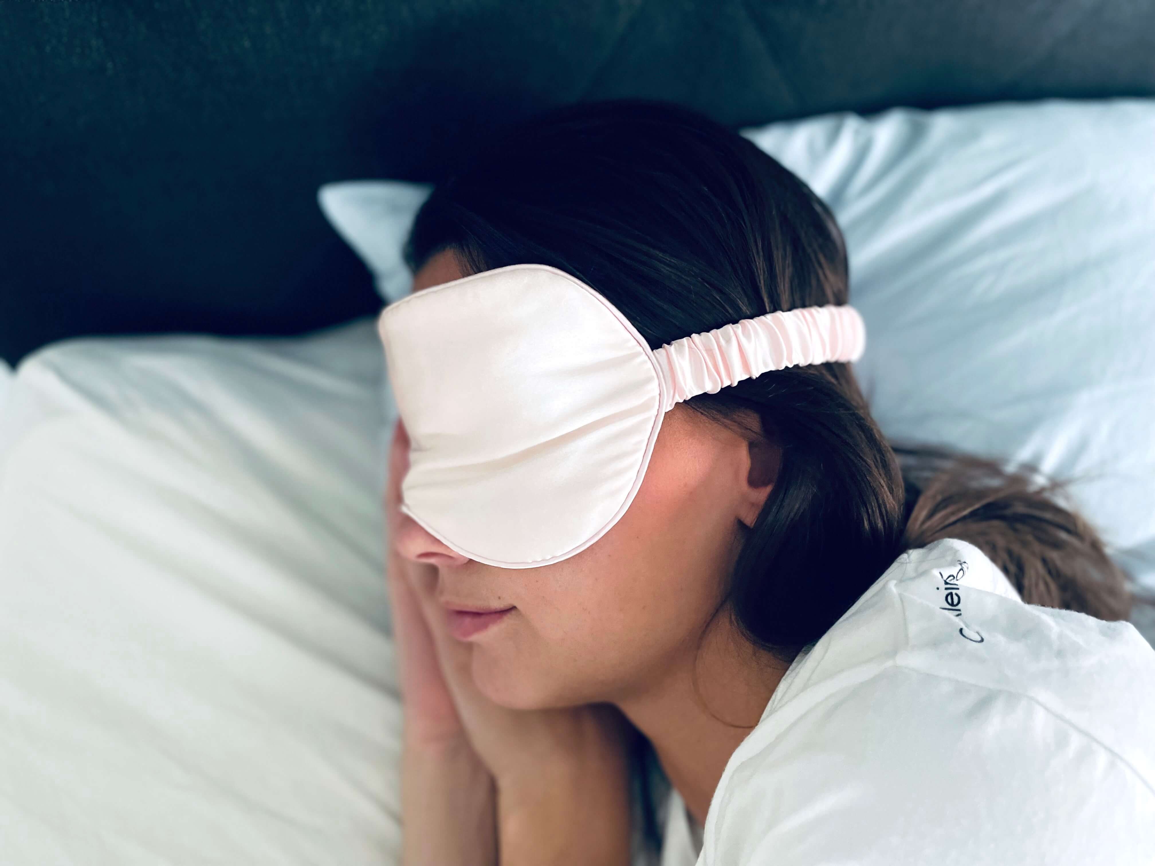Kvinde der sover med Super Sover silke sovemaske
