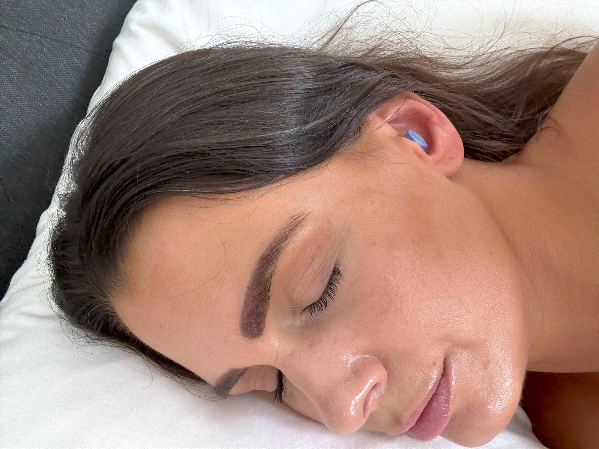 Kvinde der sover med TheNap NapPlugs sove ørepropper