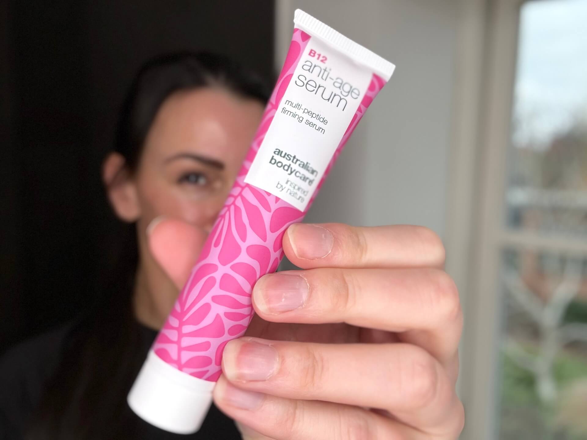 Kvinde der står med Australian Bodycare B12 Anti-Age Serum