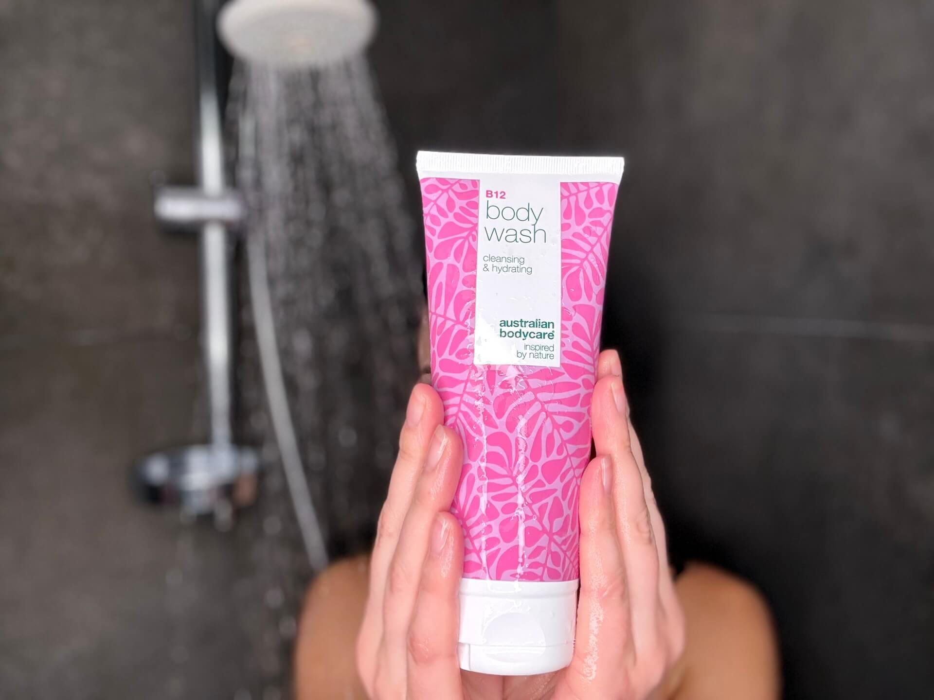 Kvinde der står med Australian Bodycare B12 Body Wash