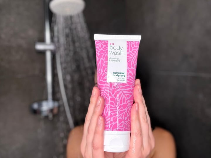 Kvinde der står med Australian Bodycare B12 Body Wash