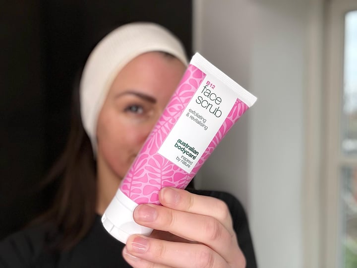 Kvinde der står med Australian Bodycare B12 Face Scrub