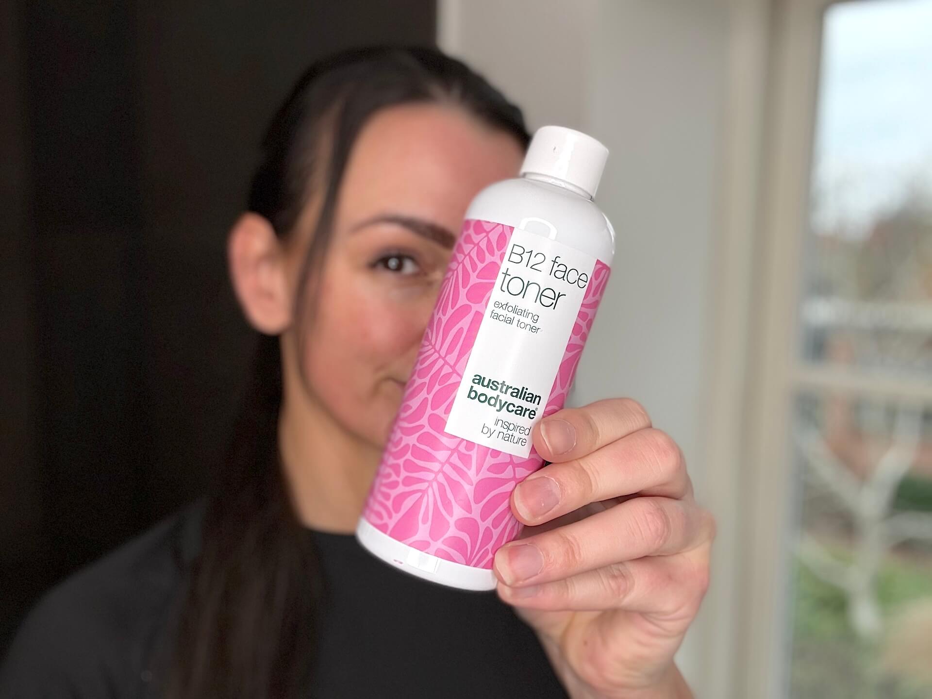 Kvinde der står med Australian Bodycare B12 Face Toner