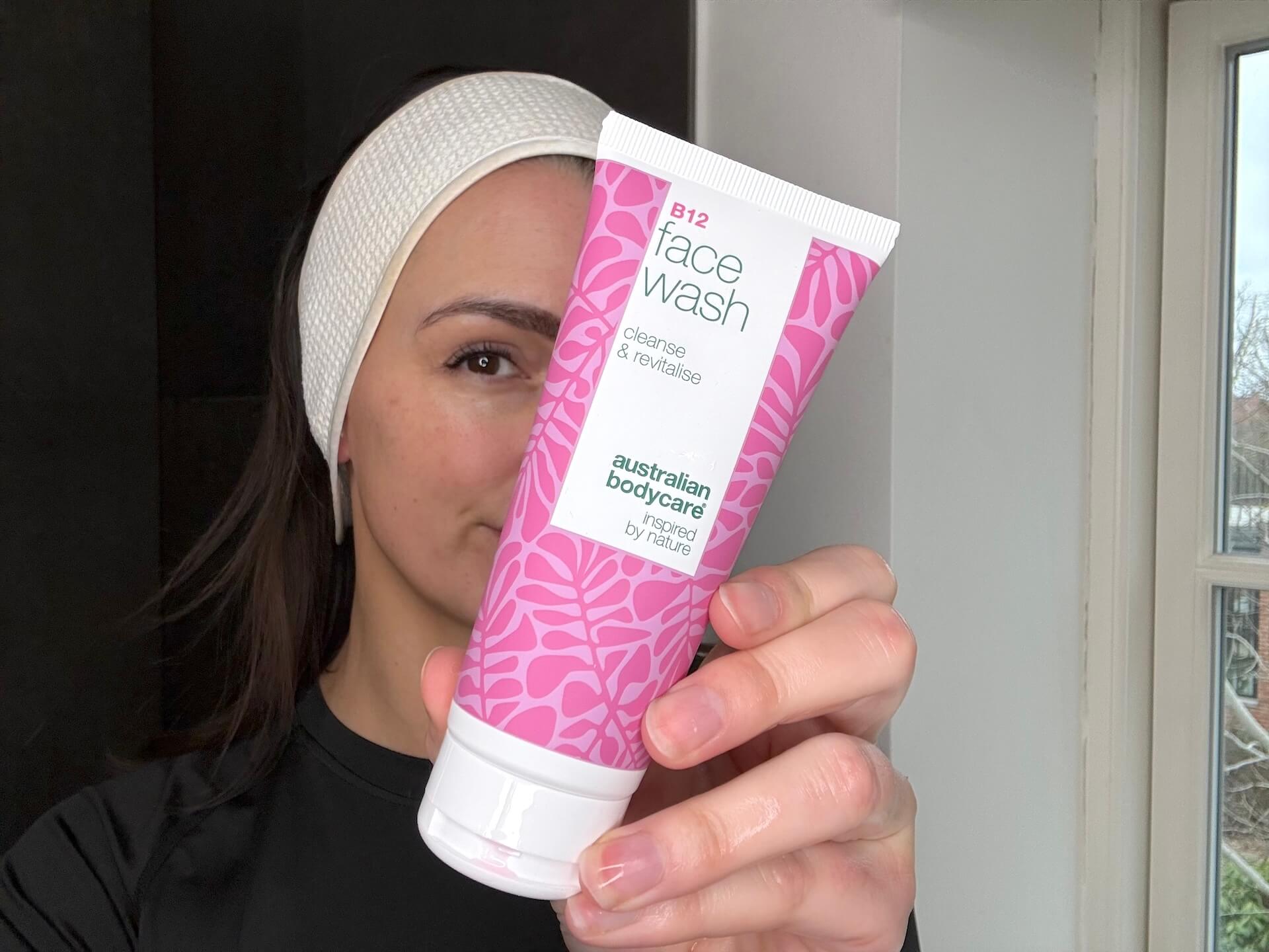 Kvinde der står med Australian Bodycare B12 Face Wash