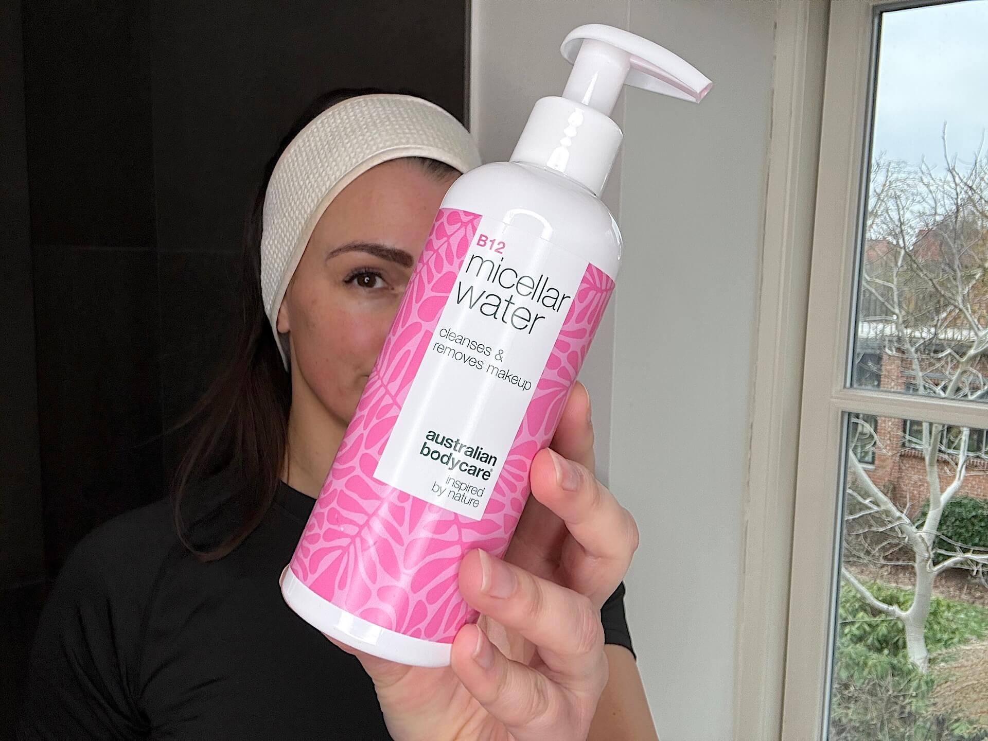 Kvinde der står med Australian Bodycare B12 Micellar Water