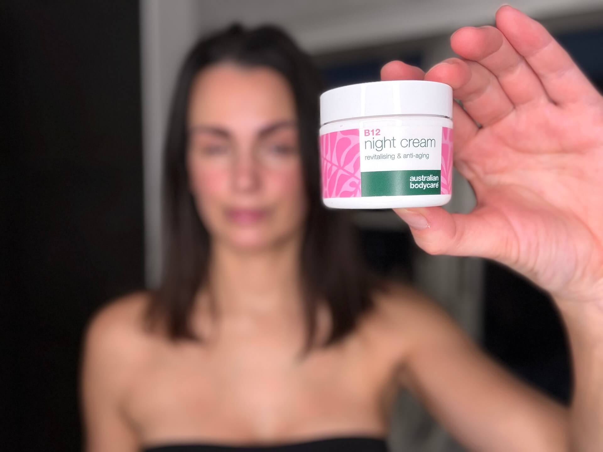 Kvinde der står med Australian Bodycare B12 Night Cream