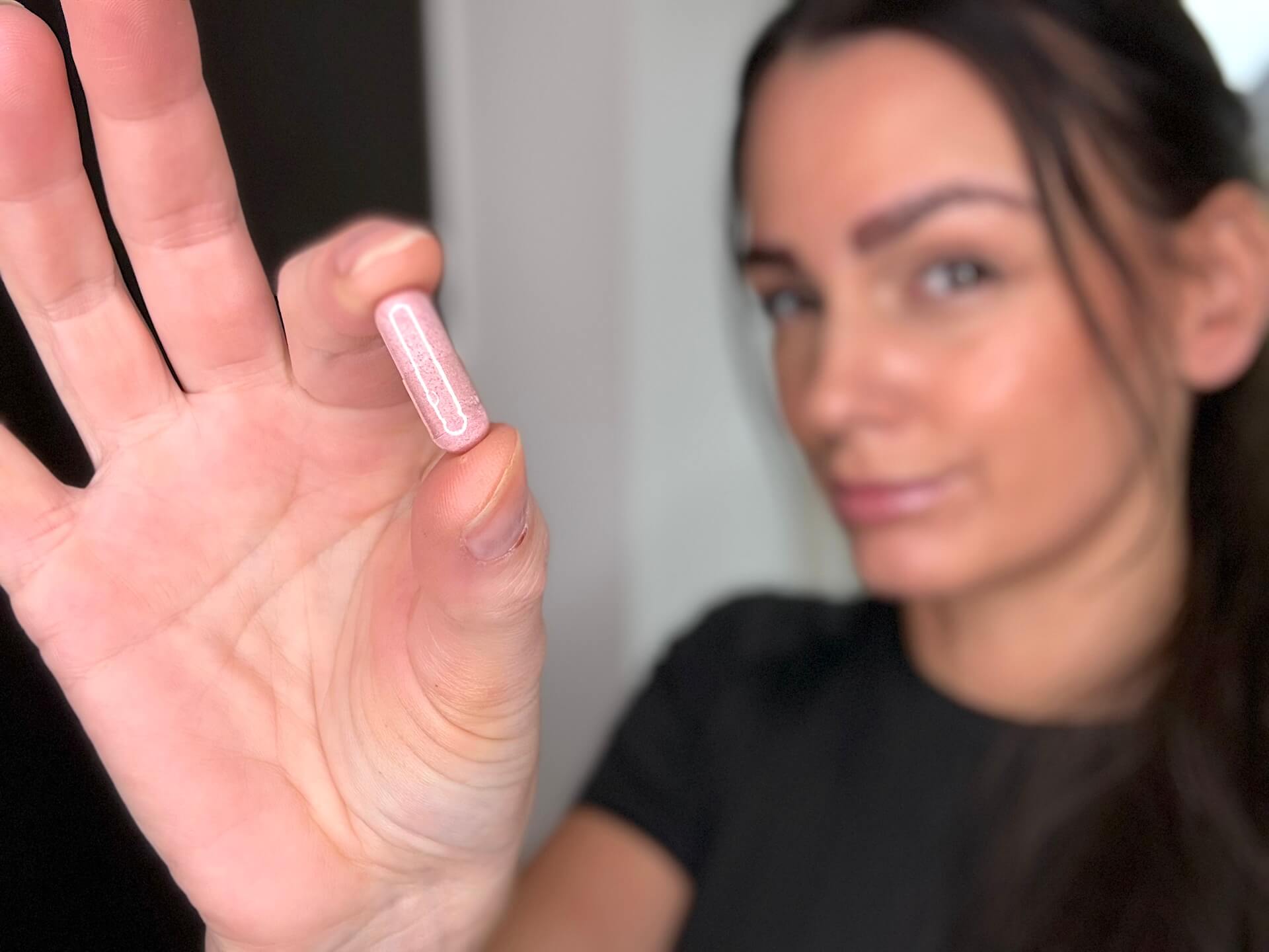 Kvinde der står med Australian Bodycare B12 Vitamin