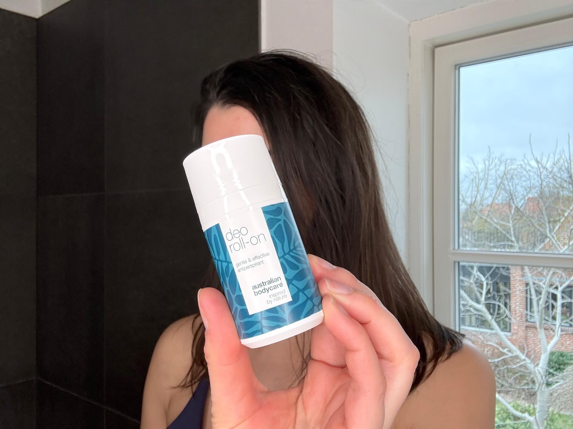 Kvinde der står med Australian Bodycare Deo Roll-On