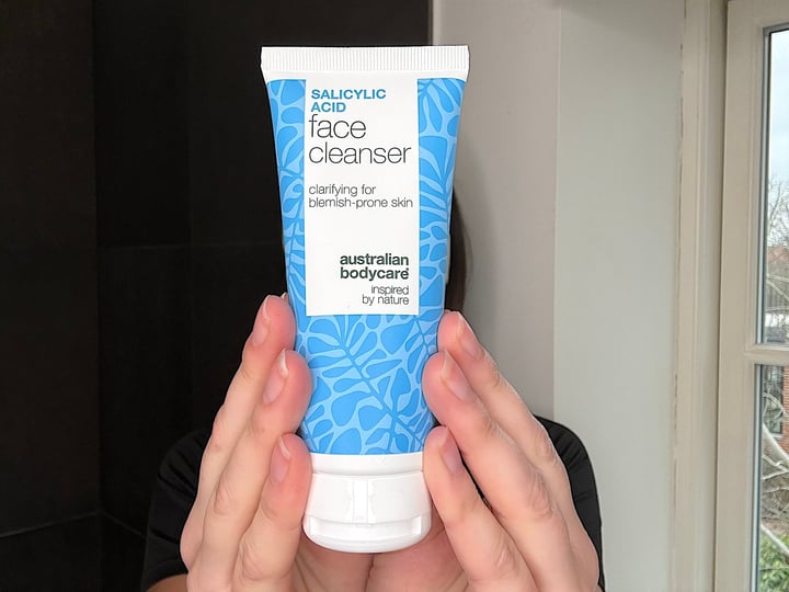Kvinde der står med Australian Bodycare Salicylic Acid Face Cleanser