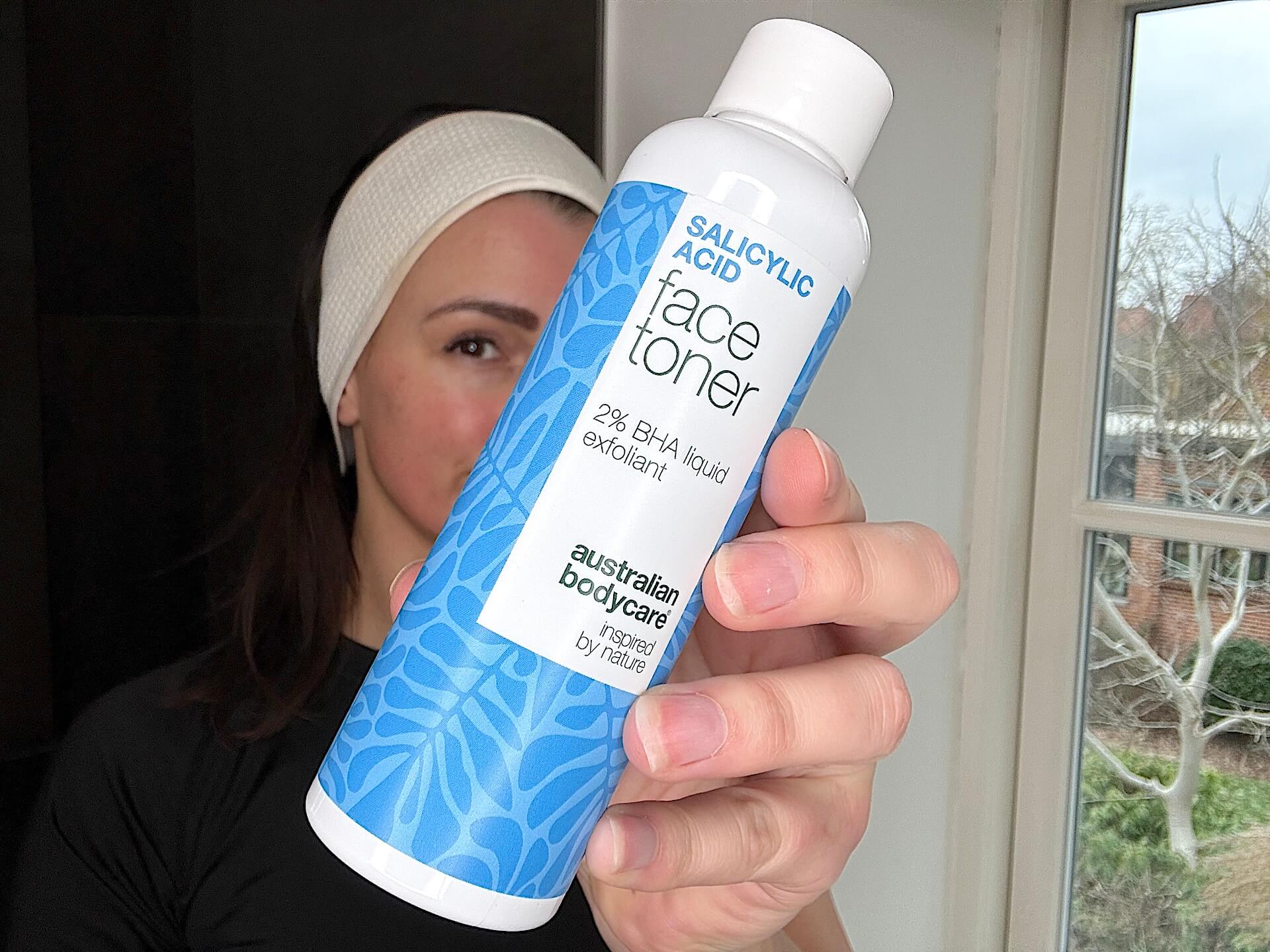 Kvinde der står med Australian Bodycare Salicylic Acid Face Toner