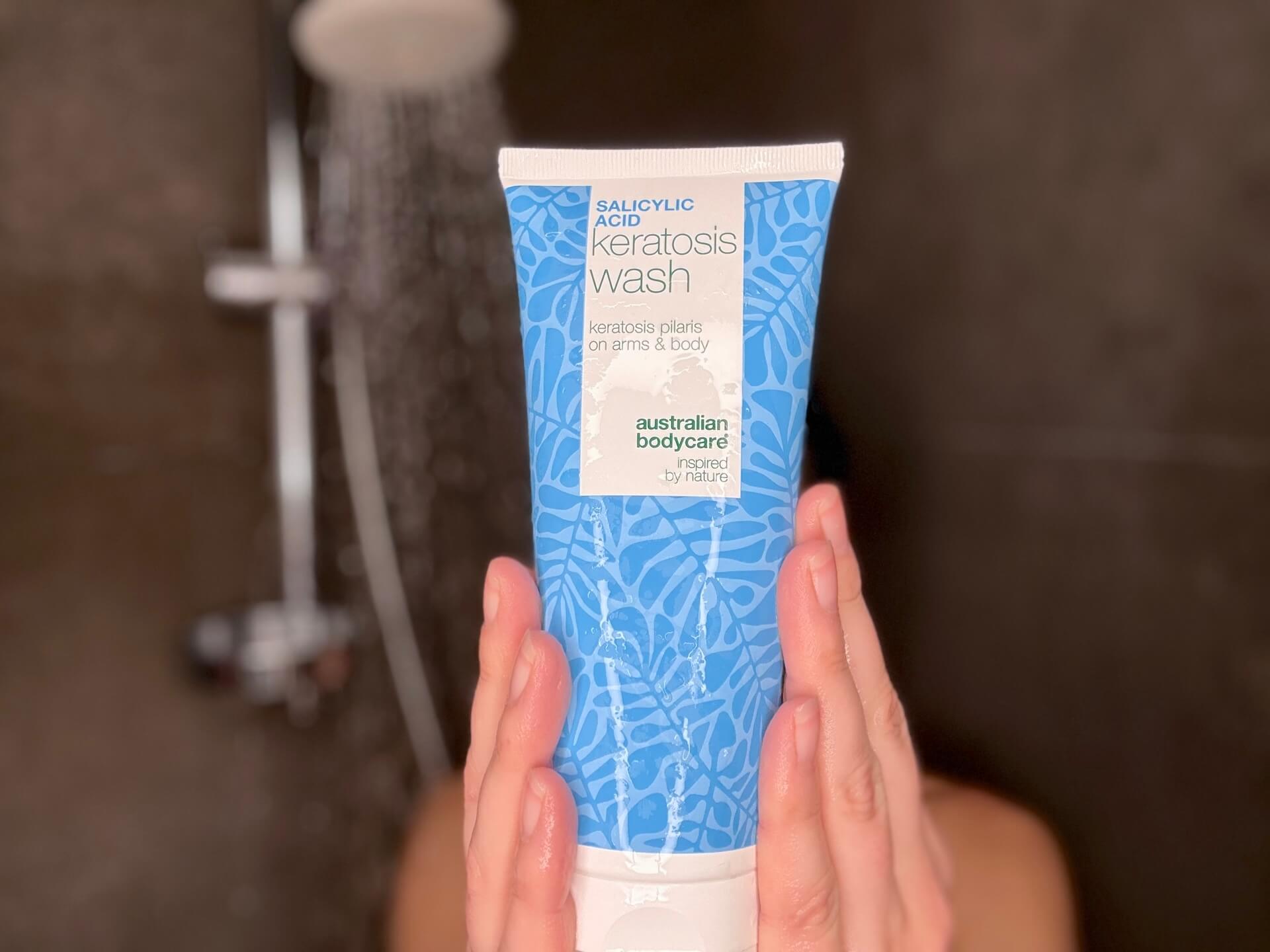 Kvinde der står med Australian Bodycare Salicylic Acid Keratosis Wash