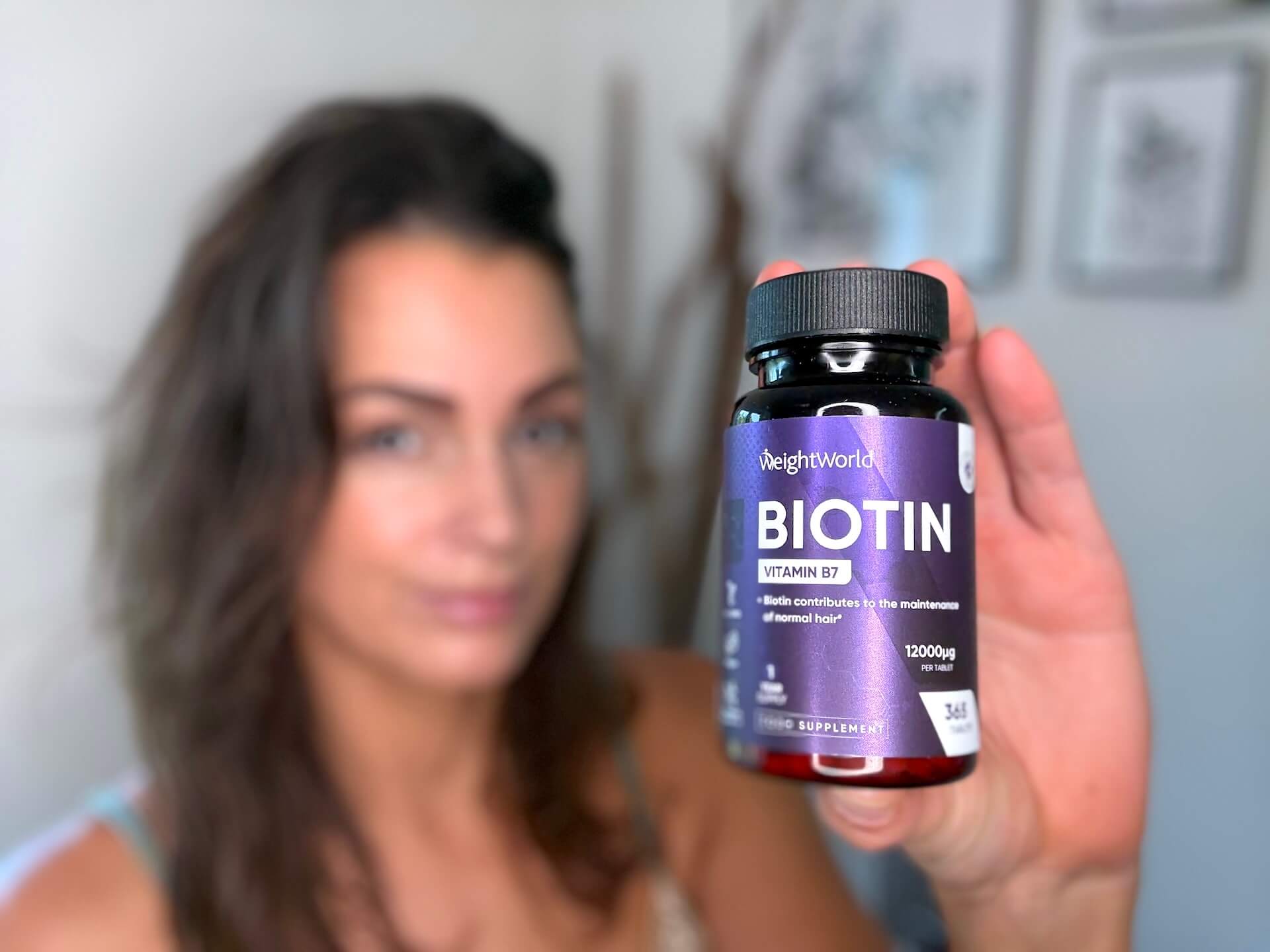 Kvinde der står med bøtte med WeightWorld Biotin