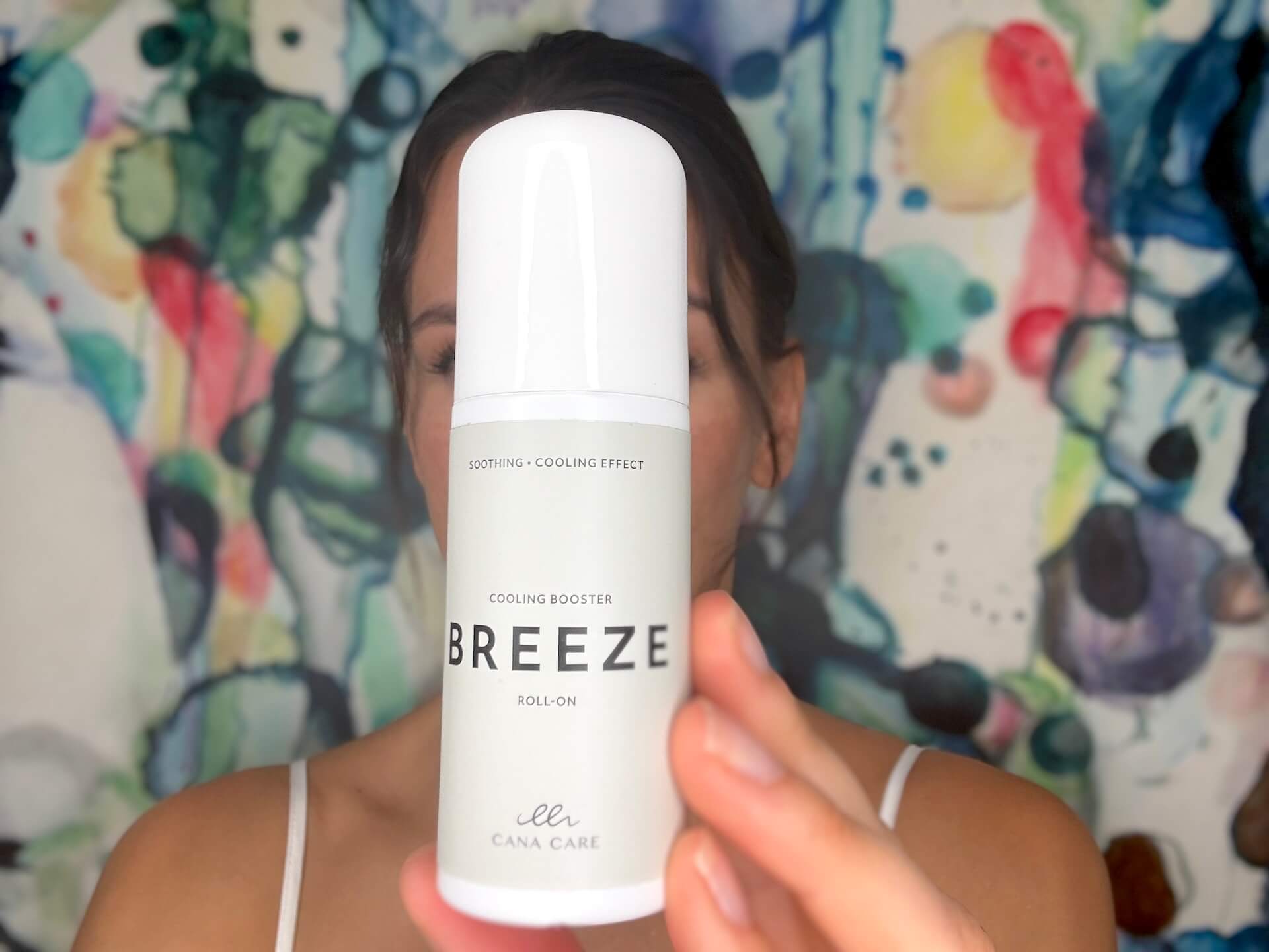 Kvinde der står med Cana Care BREEZE roll-on