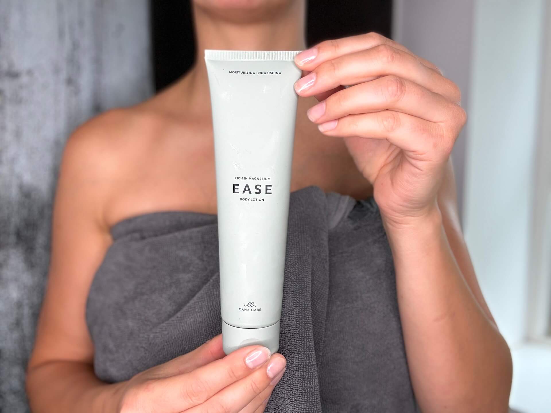 Kvinde der står med Cana Care EASE