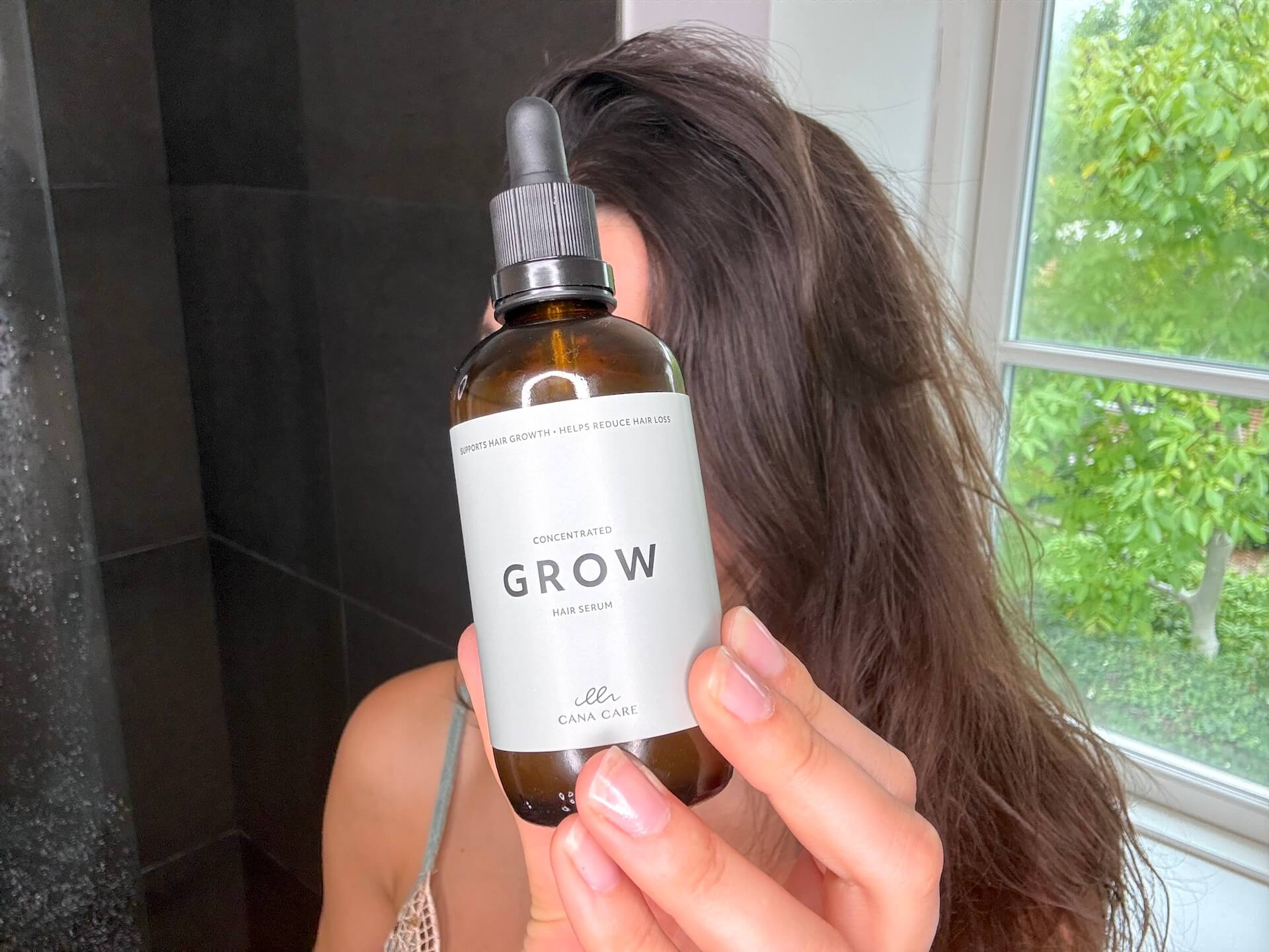Kvinde der står med Cana Care GROW hårvækstserum
