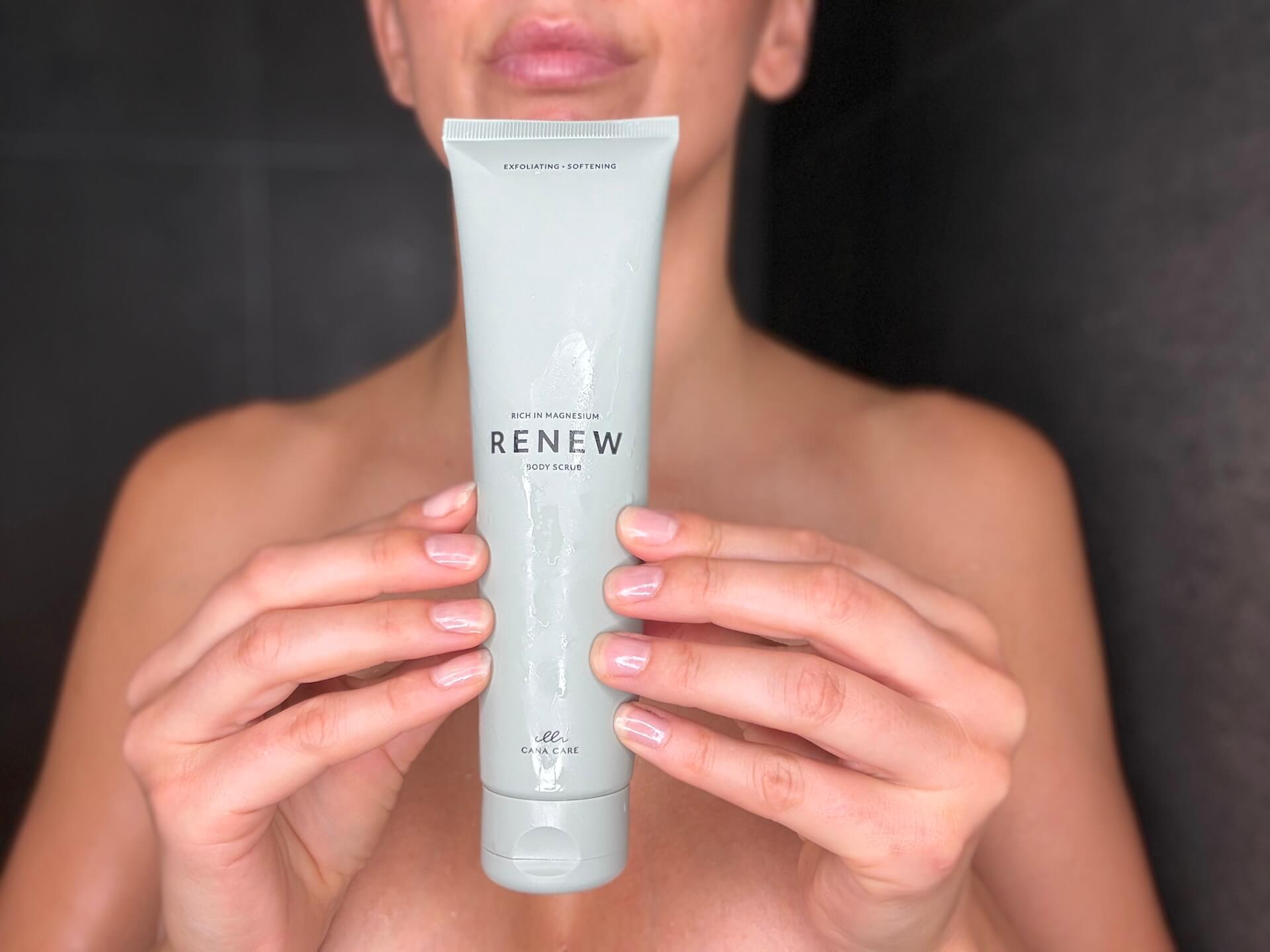 Kvinde der står med Cana Care RENEW bodyscrub