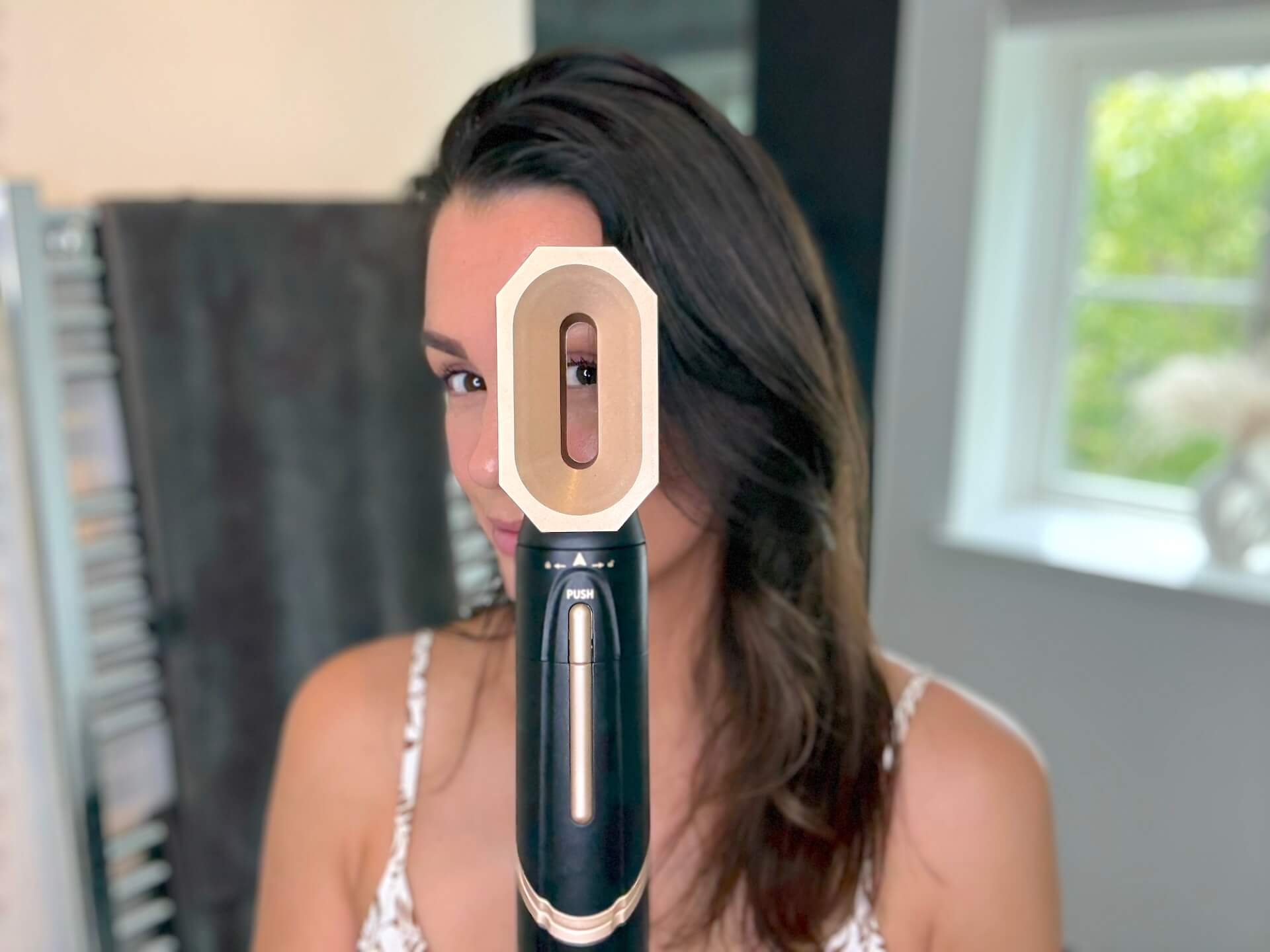 Kvinde der står med Comforth AeroStyler