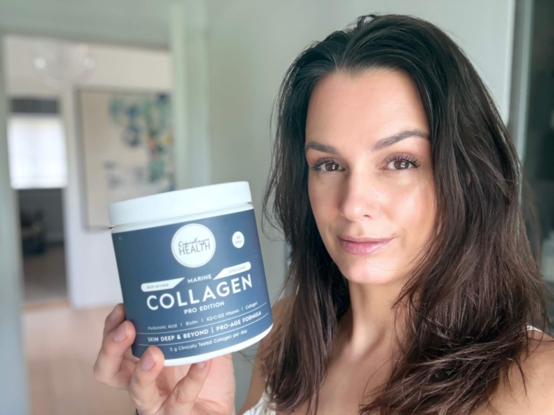 Kvinde der står med Copenhagen Health Marine Collagen Pro Edition