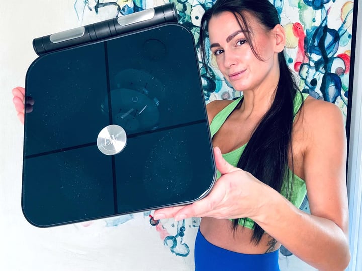 Kvinde der står med Danish Wellness Kropsscanner