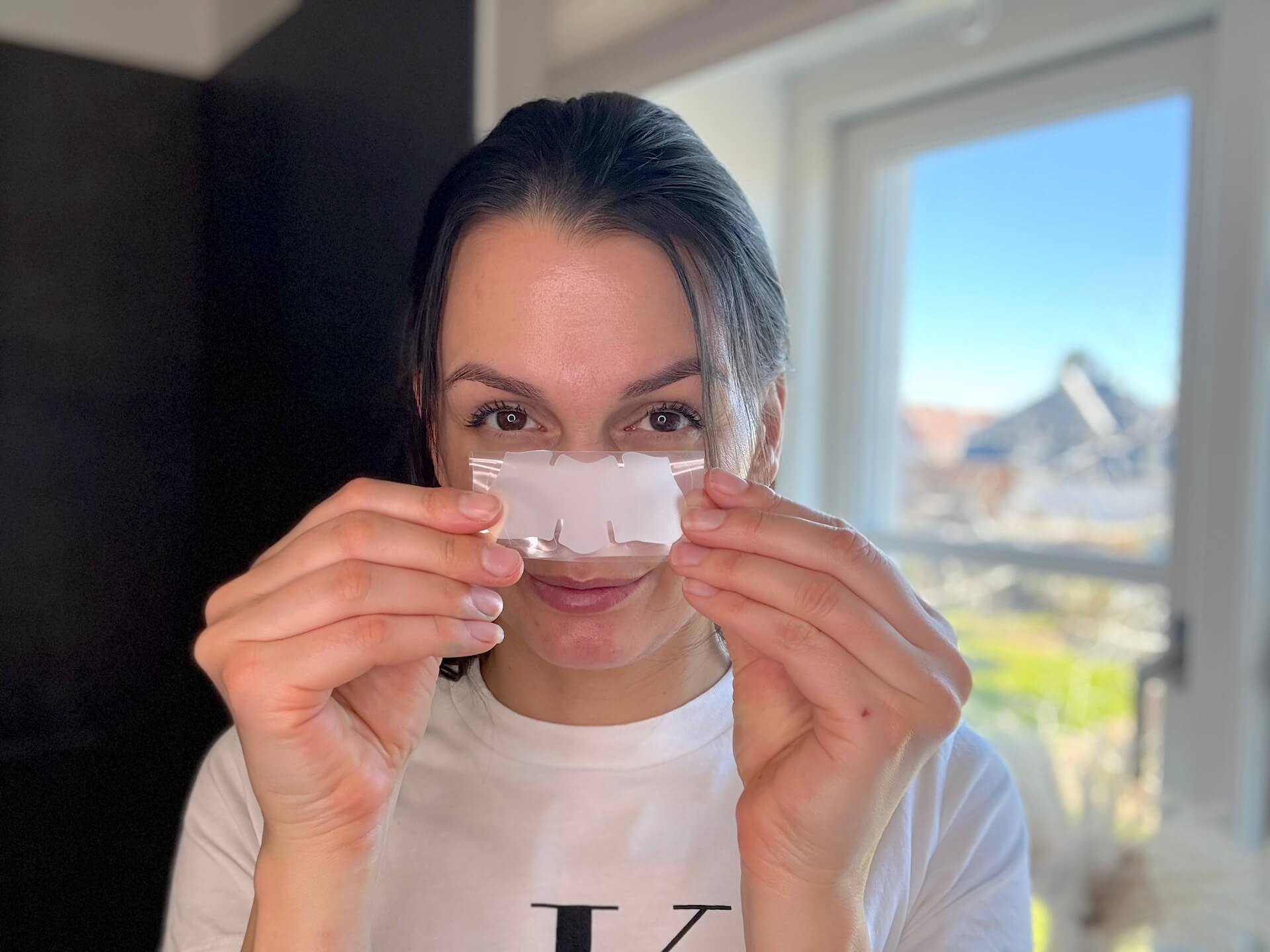 Kvinde der står med et Australian Bodycare Nose Patch