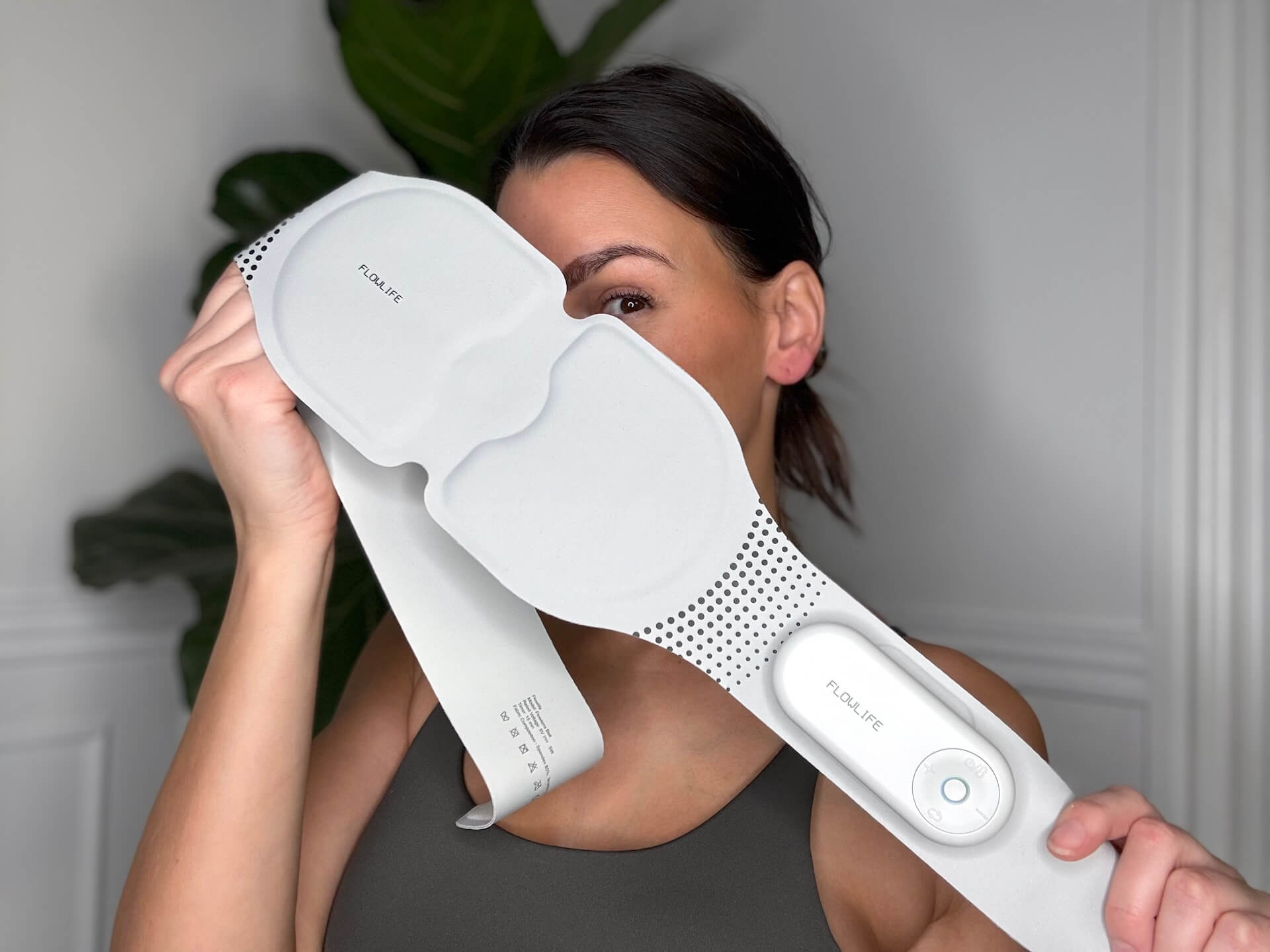 Kvinde der står med Flowlife Flowtens Belt
