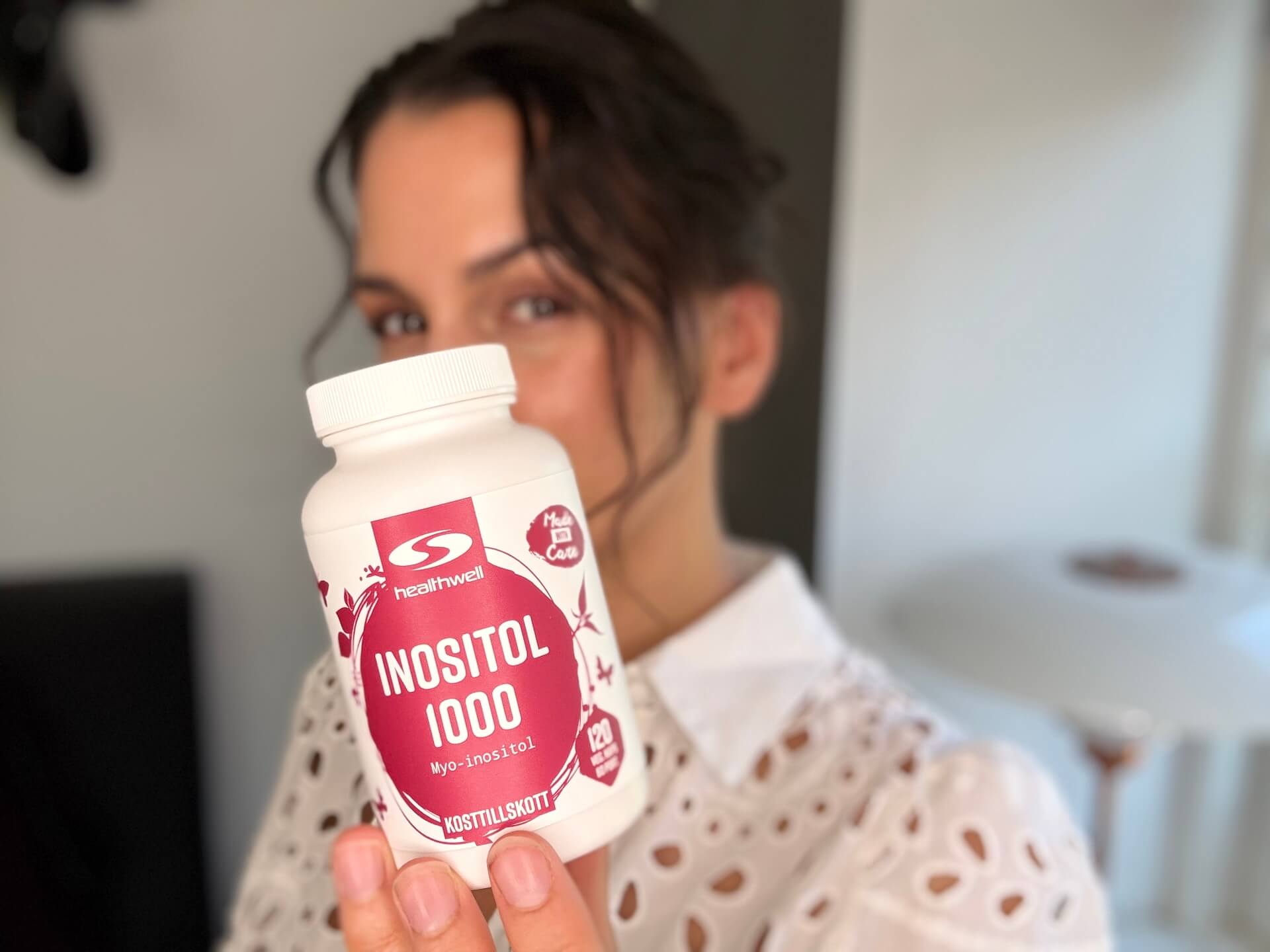 Kvinde der står med Healthwell Inositol 1000
