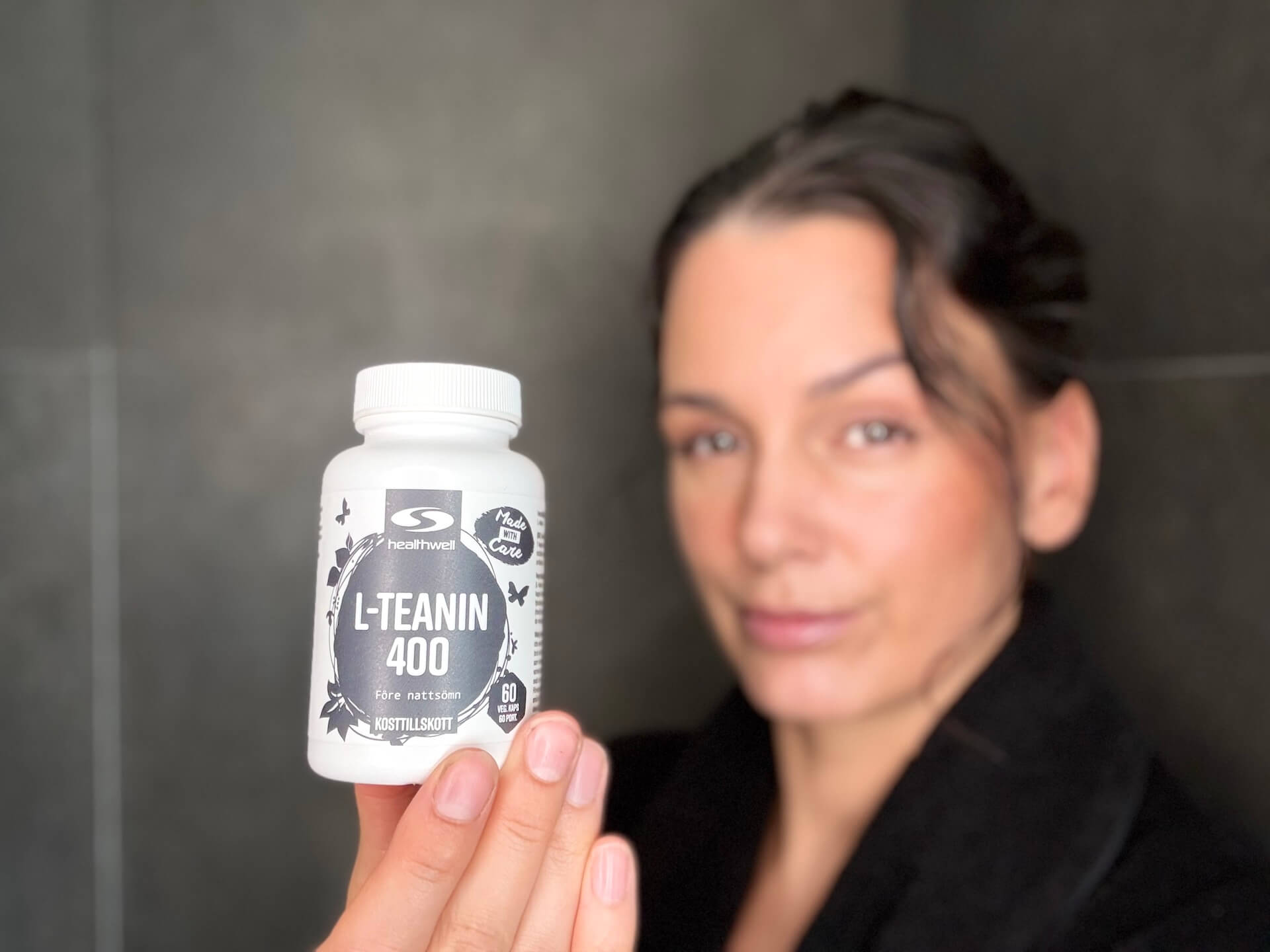 Kvinde der står med Healthwell L-teanin 400