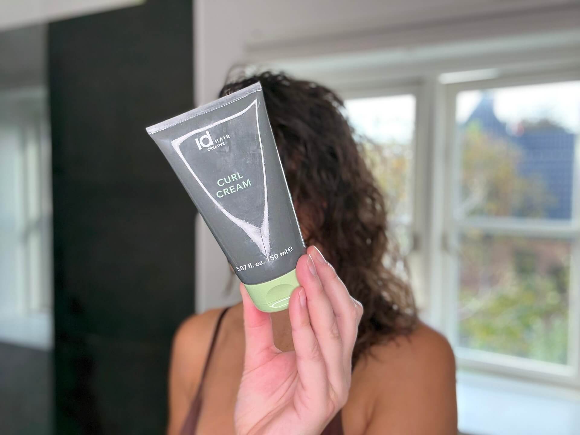 Kvinde der står med IdHAIR Creative Curl Cream