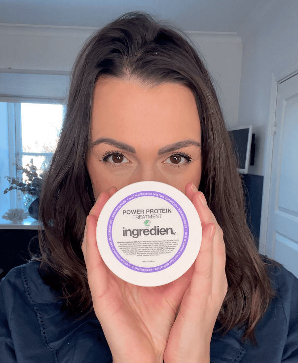 Kvinde der står med ingredien Power Protein Treatment
