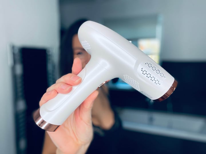 Kvinde der står med IPL FastFlash