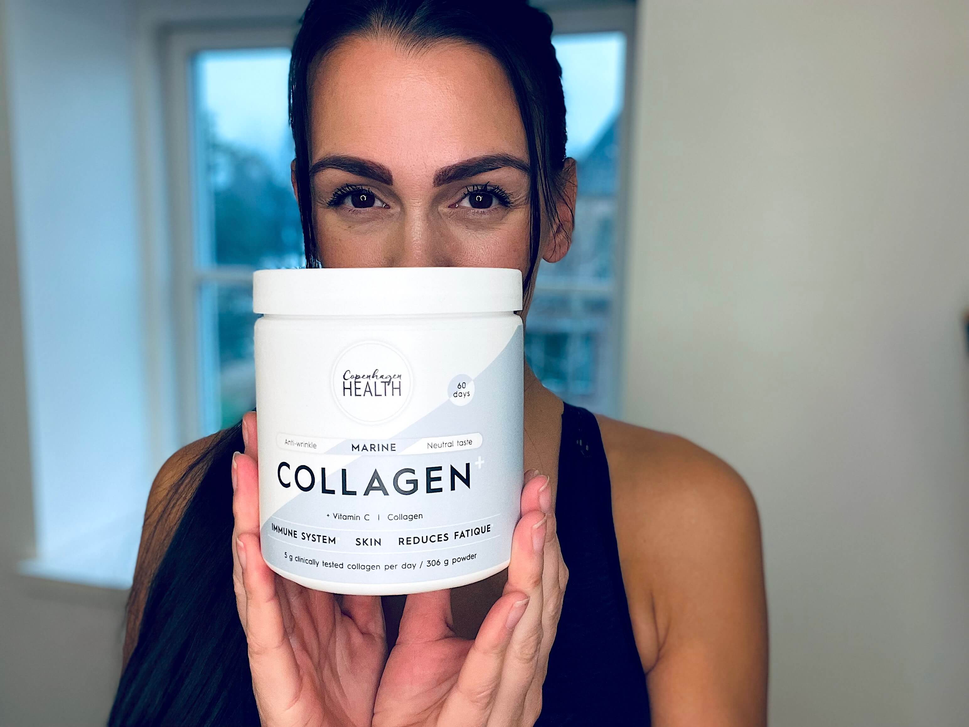 Kvinde der står med Marine Collagen+ (60 dage) fra Copenhagen Health