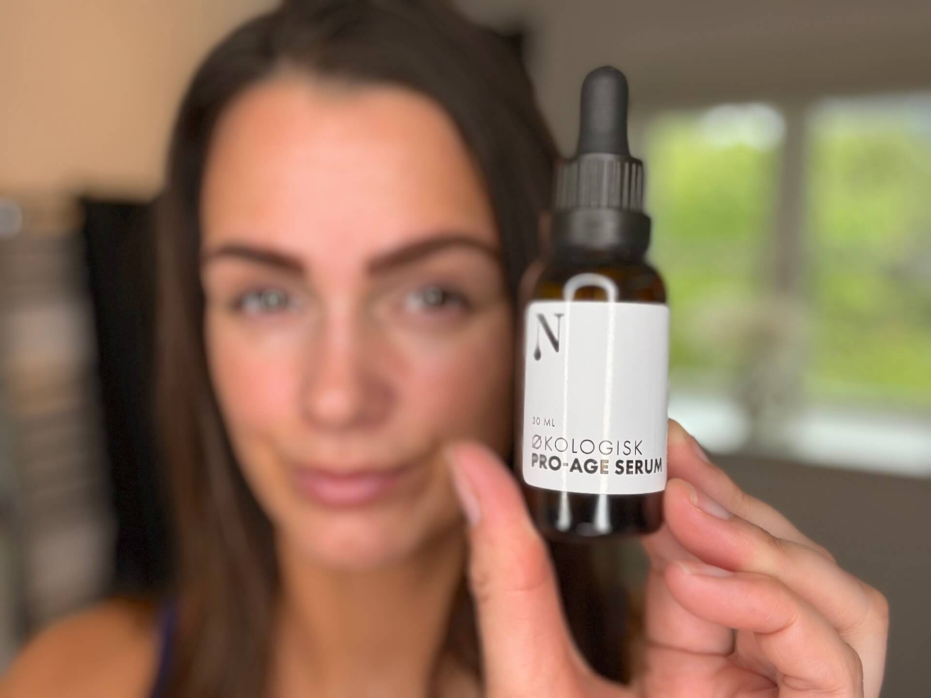 Kvinde der står med Naturligolie Økologisk Pro-Age Serum