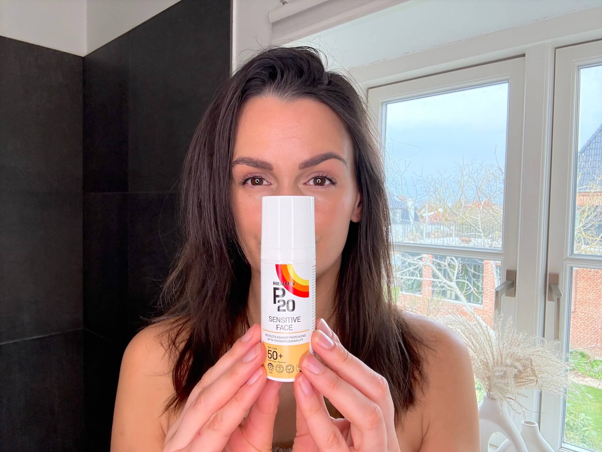 Kvinde der står med P20 Riemann Sensitive Face SPF 50+
