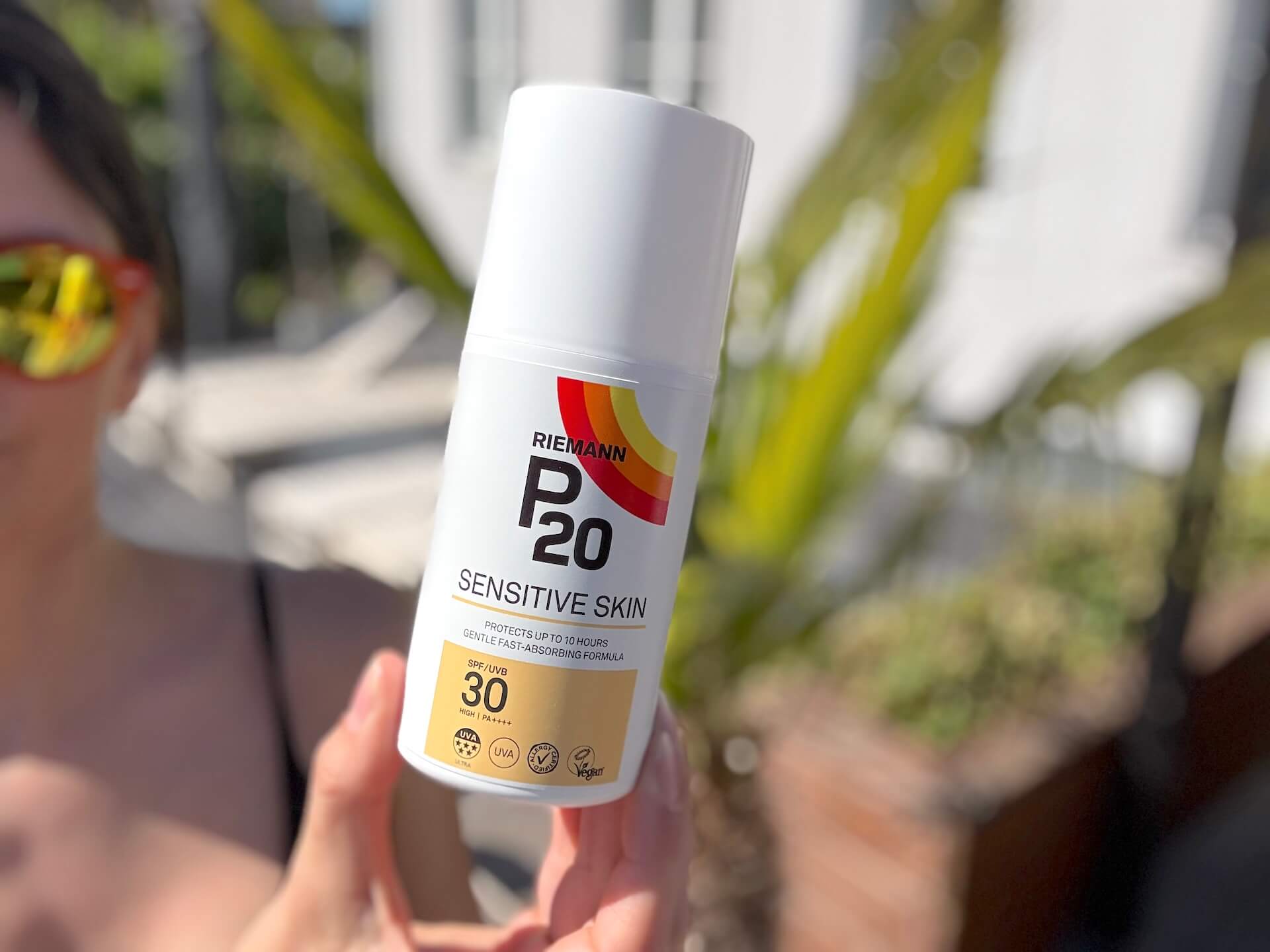 Kvinde der står med P20 Riemann Sensitive Skin SPF 30 solcreme