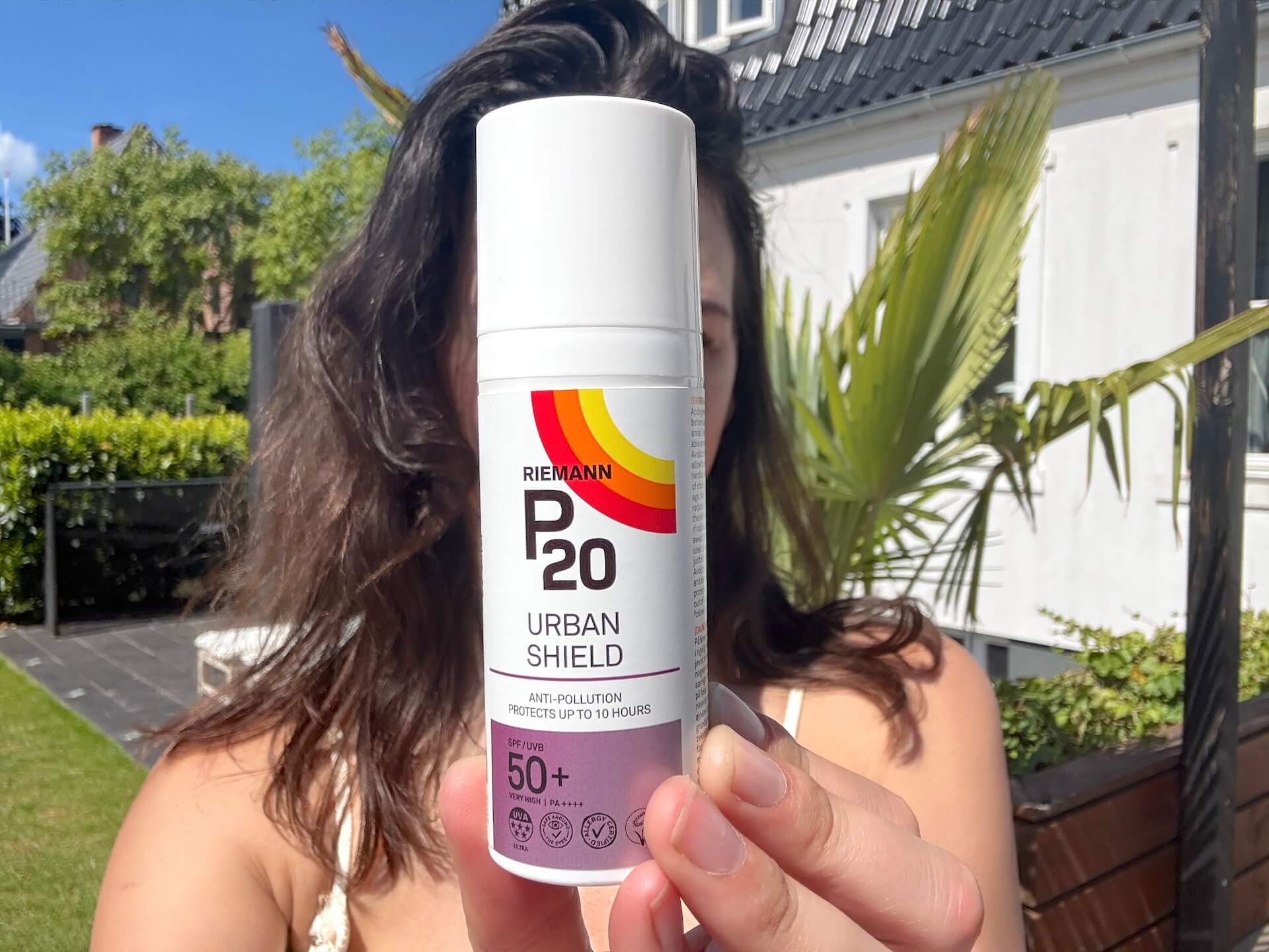 Kvinde der står med P20 Riemann Urban Shield SPF 50+