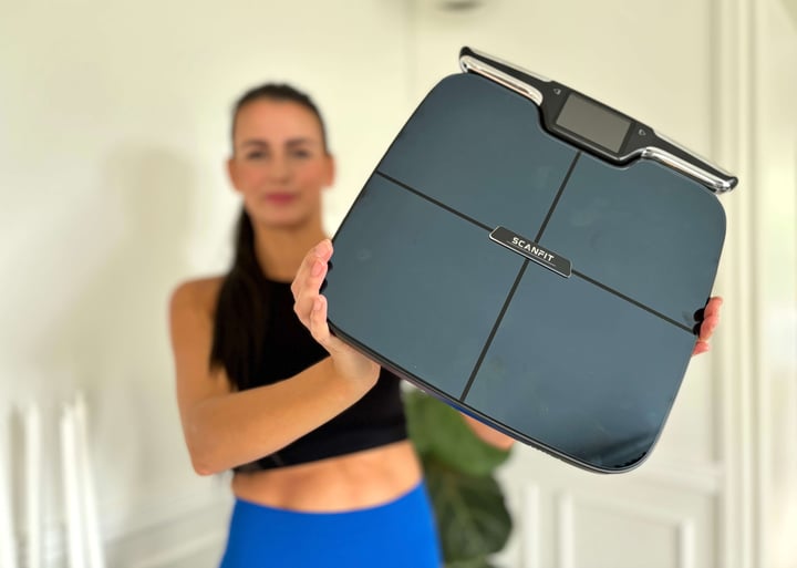 Kvinde der står med Scanfit Pro kropsscanner