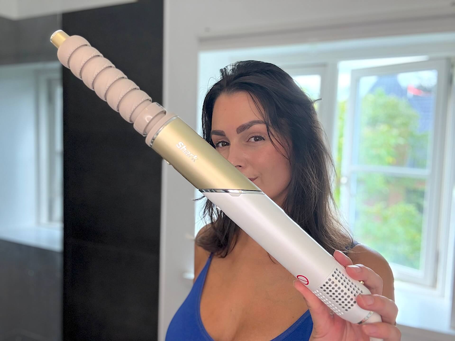 Kvinde der står med Shark Glam Multistyler HD6051SEU