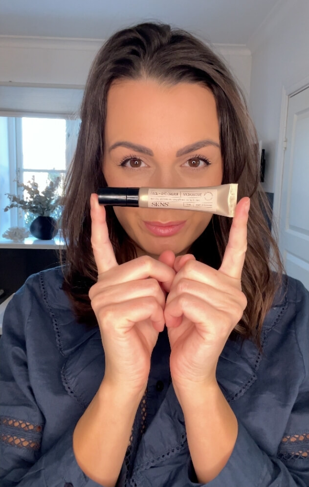 Kvinde der står med SKNS Eye Cream