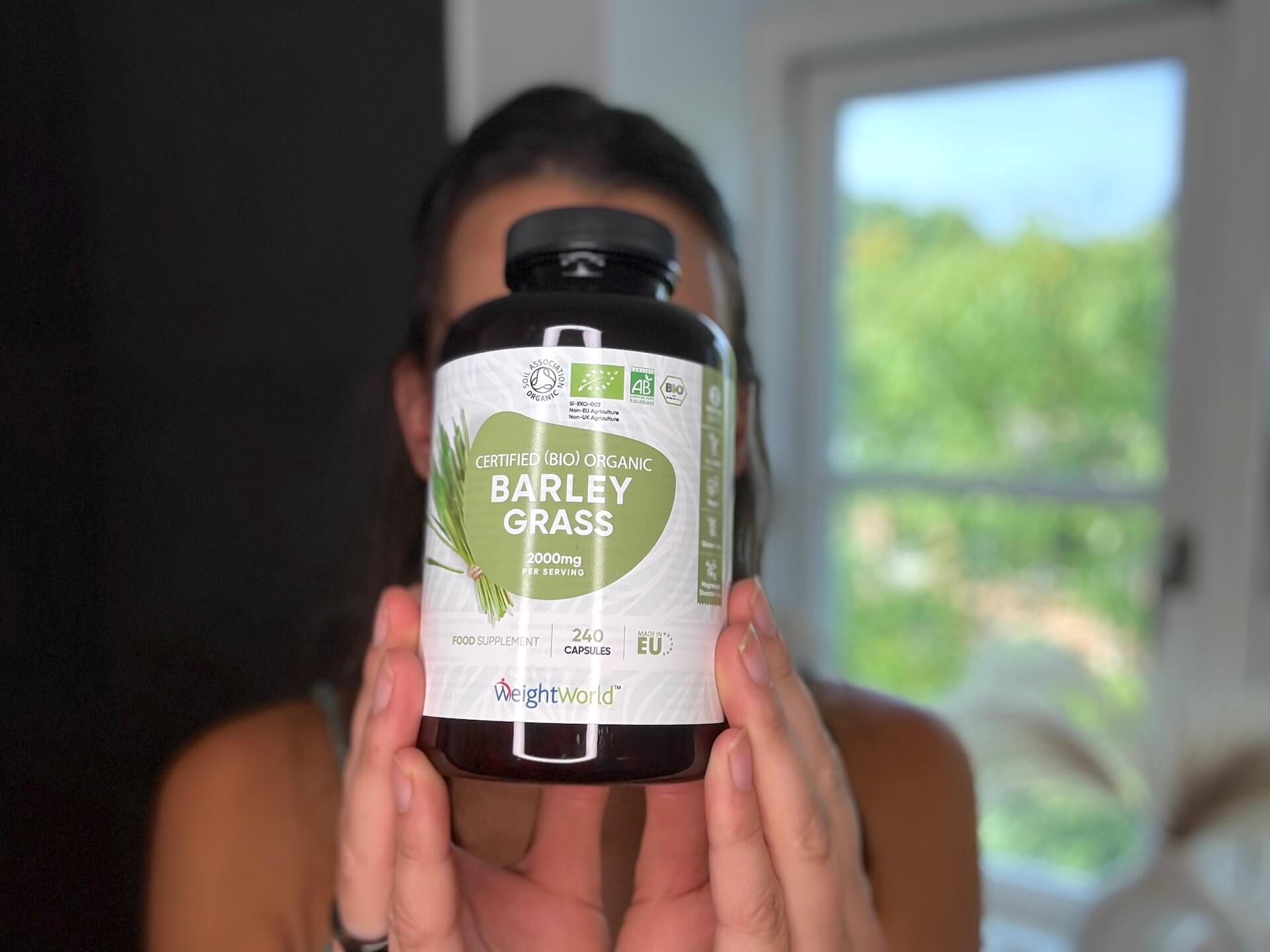 Kvinde der står med WeightWorld Barley Grass