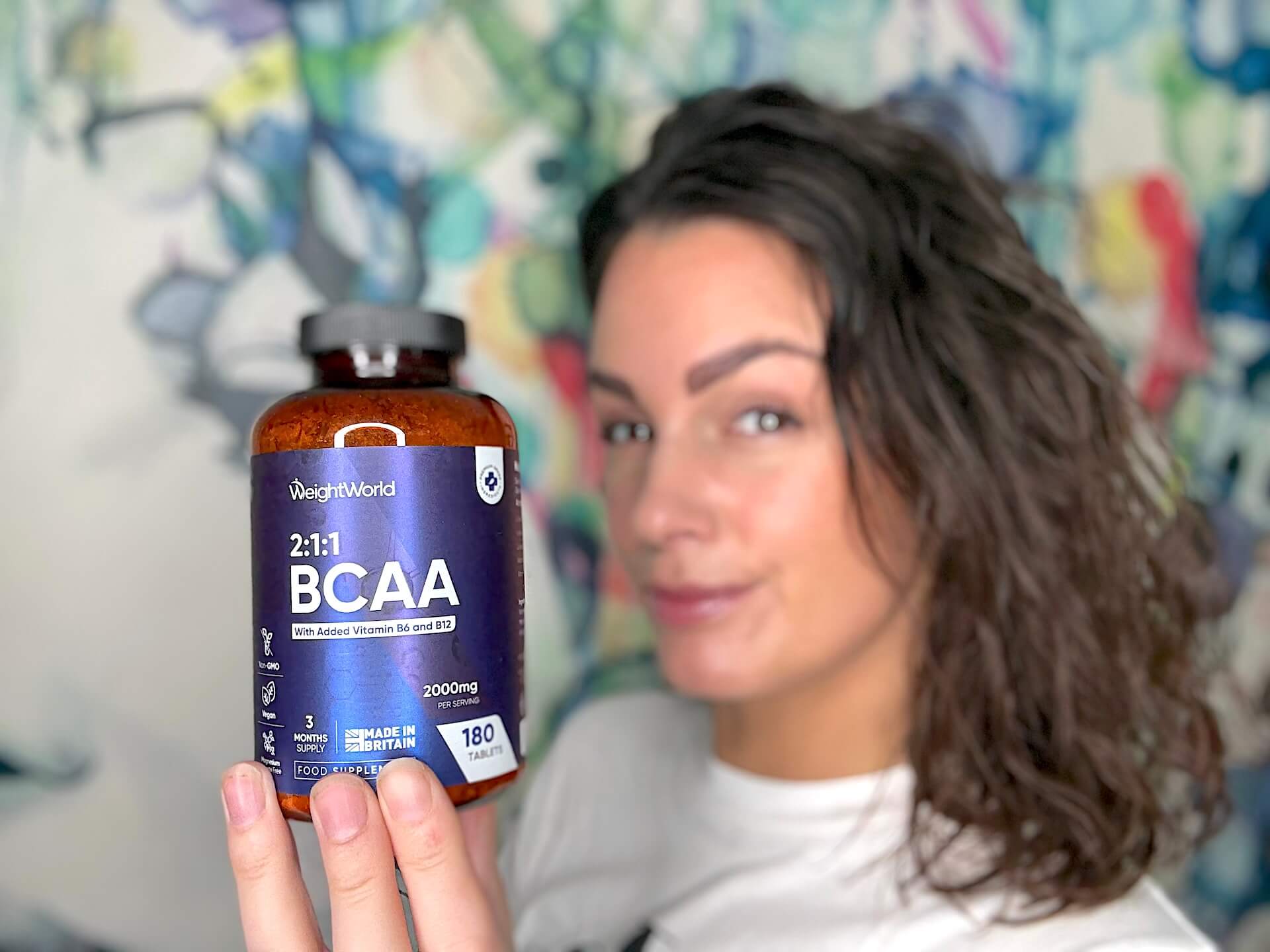 Kvinde der står med WeightWorld BCAA