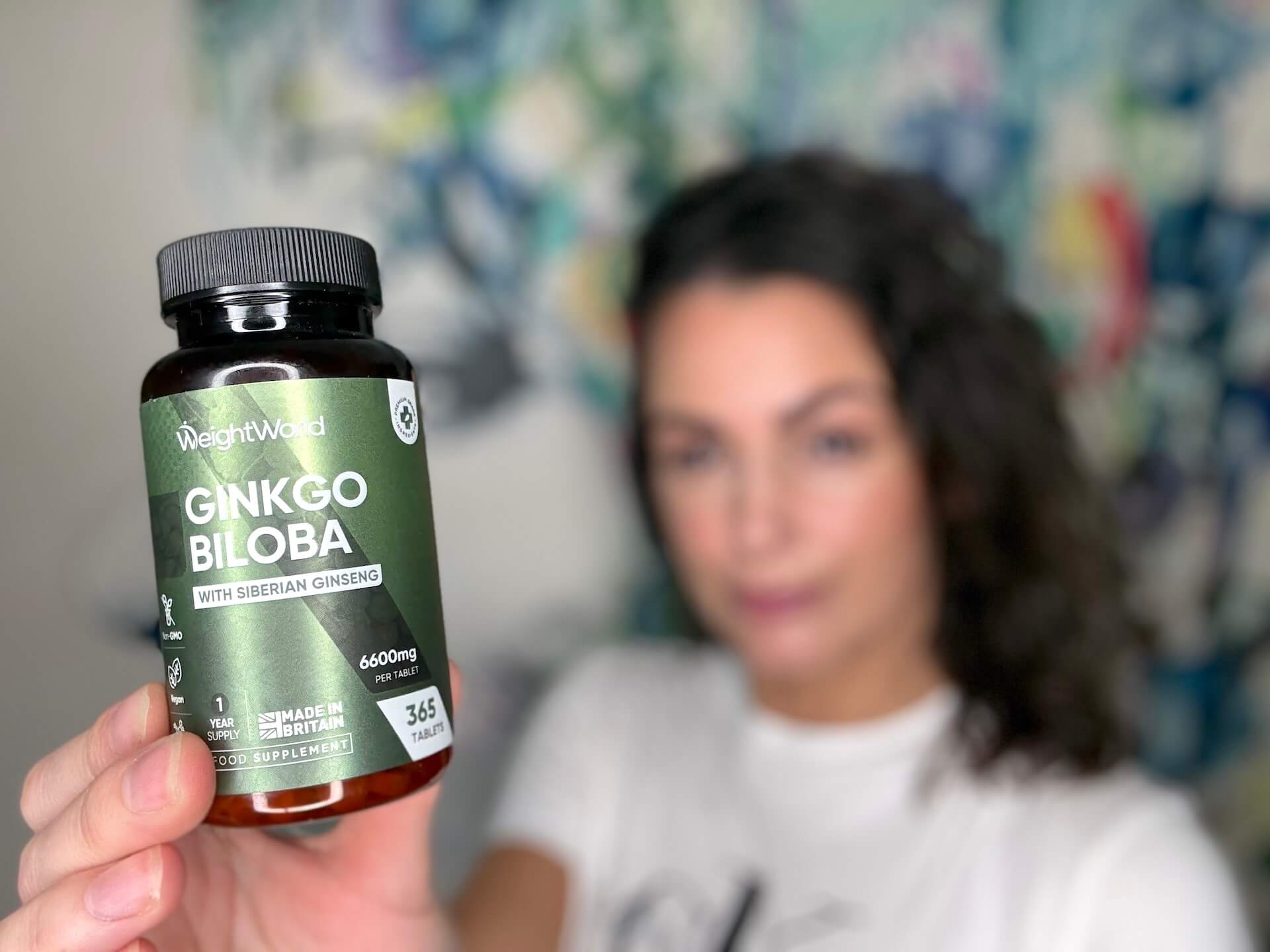 Kvinde der står med WeightWorld Ginkgo Biloba